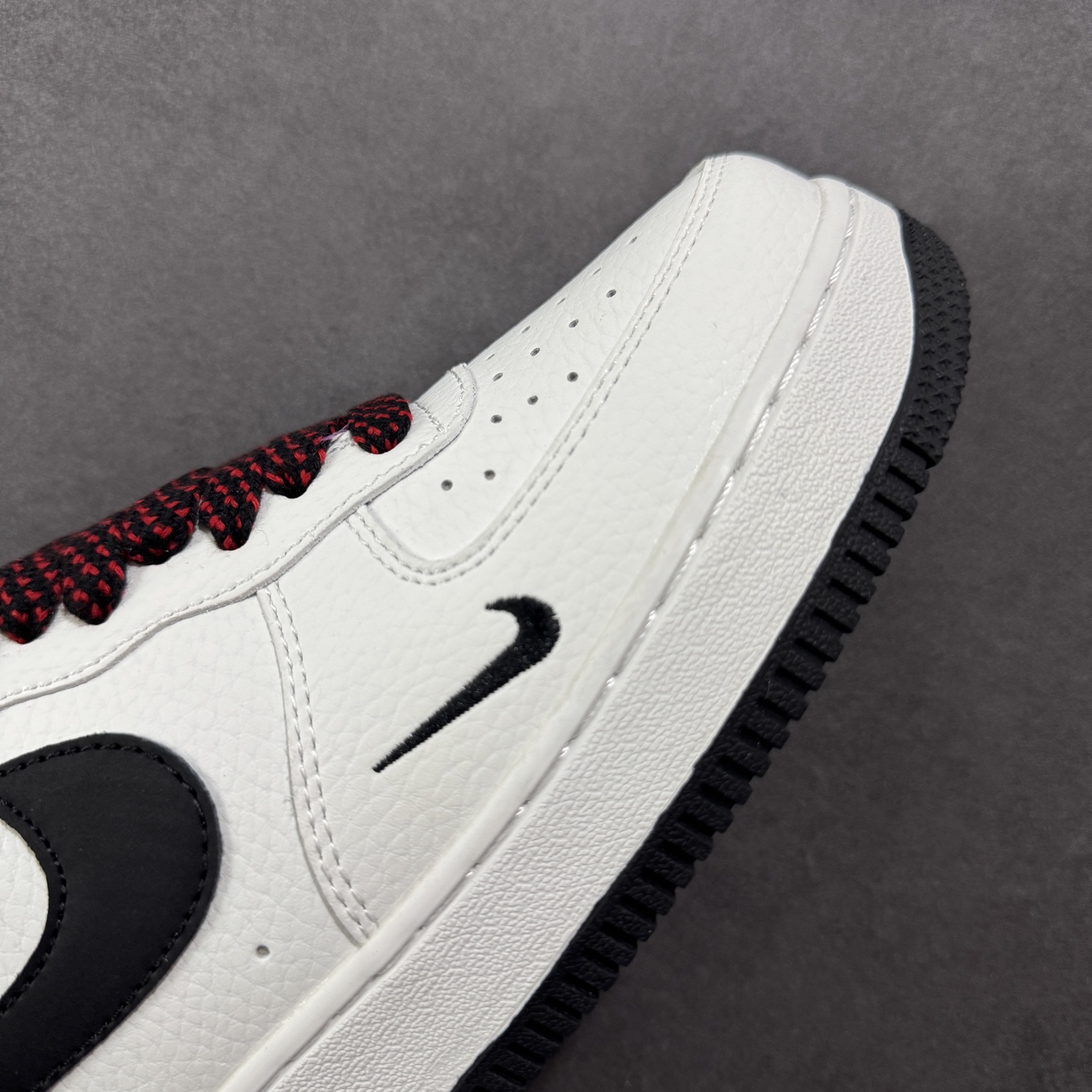 图片[5]-【定制版】Nike Air Force 1 Low 07 x Supreme 白黑红小勾 原楦头原纸板 打造纯正低帮空军版型 专注外贸渠道 全掌内置蜂窝气垫 原盒配件 原厂中底钢印、拉帮完美 货号：DQ6628 159 尺码：36 36.5 37.5 38 38.5 39 40 40.5 41 42 42.5 43 44 44.5 45-选品中心