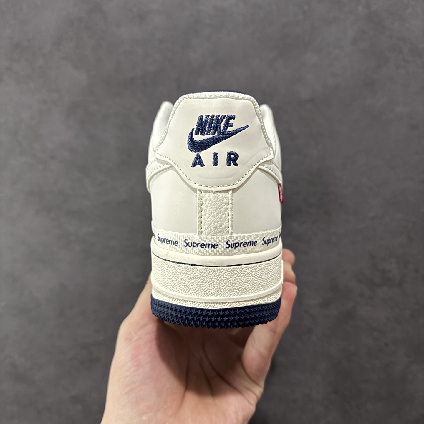 图片[4]-【定制版】海外限量发售！公司级NIke Air Force 1 \’07 Low “Supreme联名——米蓝弹幕”空军一号 低帮 运动鞋 休闲鞋 折边针车 工艺难度大 原楦头原纸板 原装鞋盒 定制五金配件 内置全掌气垫 原厂鞋底 货号：XX3168-203 尺码：36 36.5 37.5 38 38.5 39 40 40.5 41 42 42.5 43 44 44.5 45-选品中心