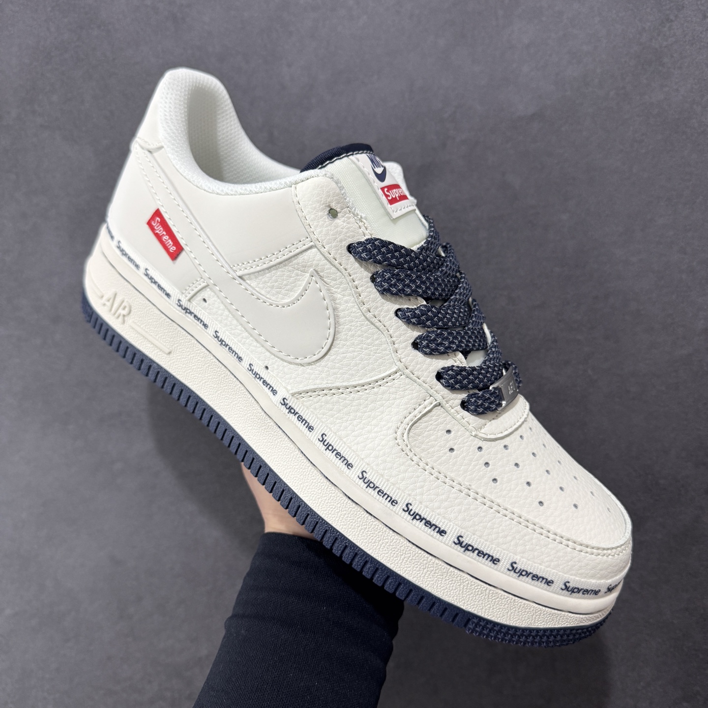 图片[3]-【定制版】海外限量发售！公司级NIke Air Force 1 \’07 Low “Supreme联名——米蓝弹幕”空军一号 低帮 运动鞋 休闲鞋 折边针车 工艺难度大 原楦头原纸板 原装鞋盒 定制五金配件 内置全掌气垫 原厂鞋底 货号：XX3168-203 尺码：36 36.5 37.5 38 38.5 39 40 40.5 41 42 42.5 43 44 44.5 45-选品中心