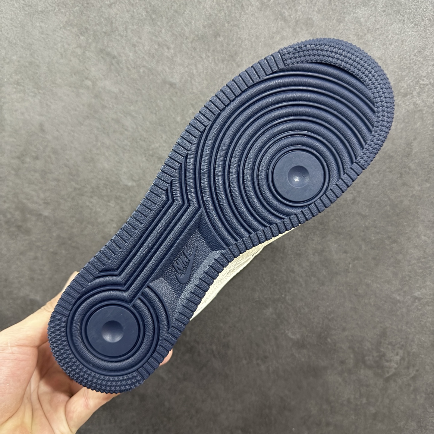 图片[9]-【定制版】海外限量发售！公司级NIke Air Force 1 \’07 Low “Supreme联名——米蓝弹幕”空军一号 低帮 运动鞋 休闲鞋 折边针车 工艺难度大 原楦头原纸板 原装鞋盒 定制五金配件 内置全掌气垫 原厂鞋底 货号：XX3168-203 尺码：36 36.5 37.5 38 38.5 39 40 40.5 41 42 42.5 43 44 44.5 45-选品中心