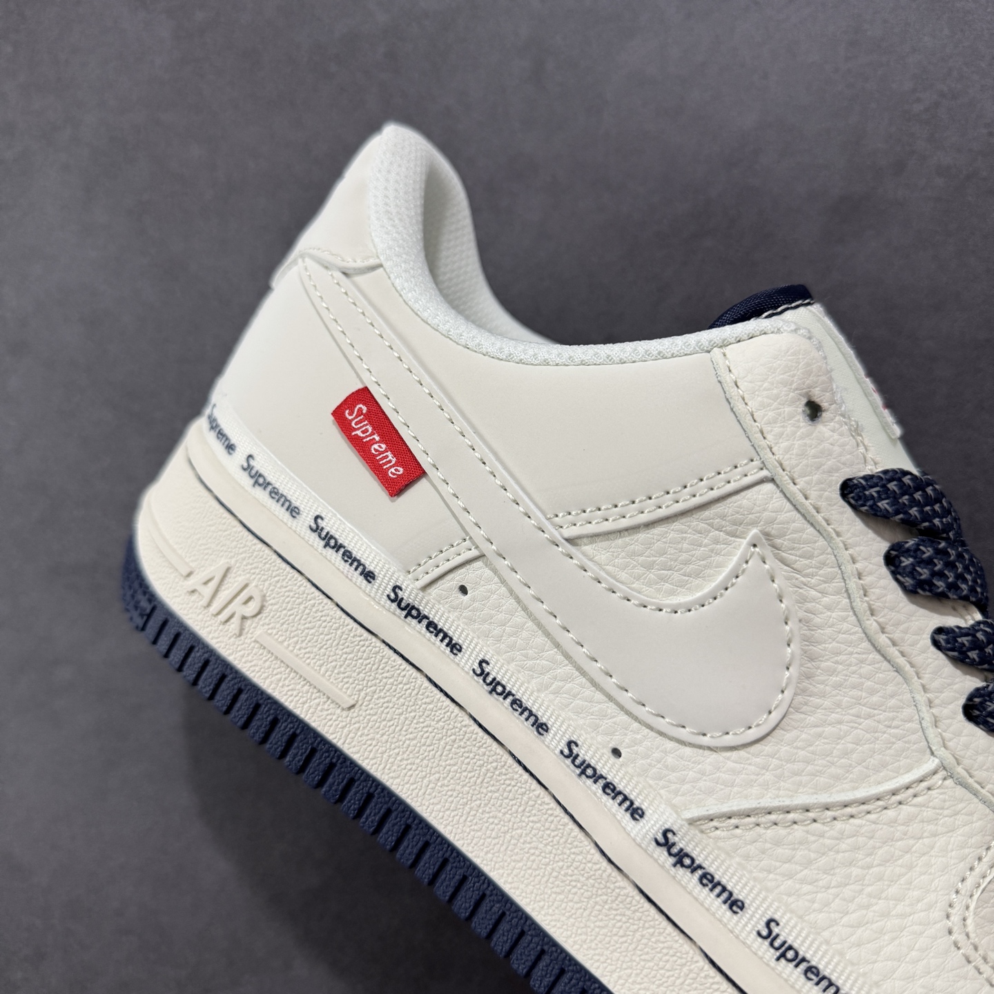 图片[6]-【定制版】海外限量发售！公司级NIke Air Force 1 \’07 Low “Supreme联名——米蓝弹幕”空军一号 低帮 运动鞋 休闲鞋 折边针车 工艺难度大 原楦头原纸板 原装鞋盒 定制五金配件 内置全掌气垫 原厂鞋底 货号：XX3168-203 尺码：36 36.5 37.5 38 38.5 39 40 40.5 41 42 42.5 43 44 44.5 45-选品中心