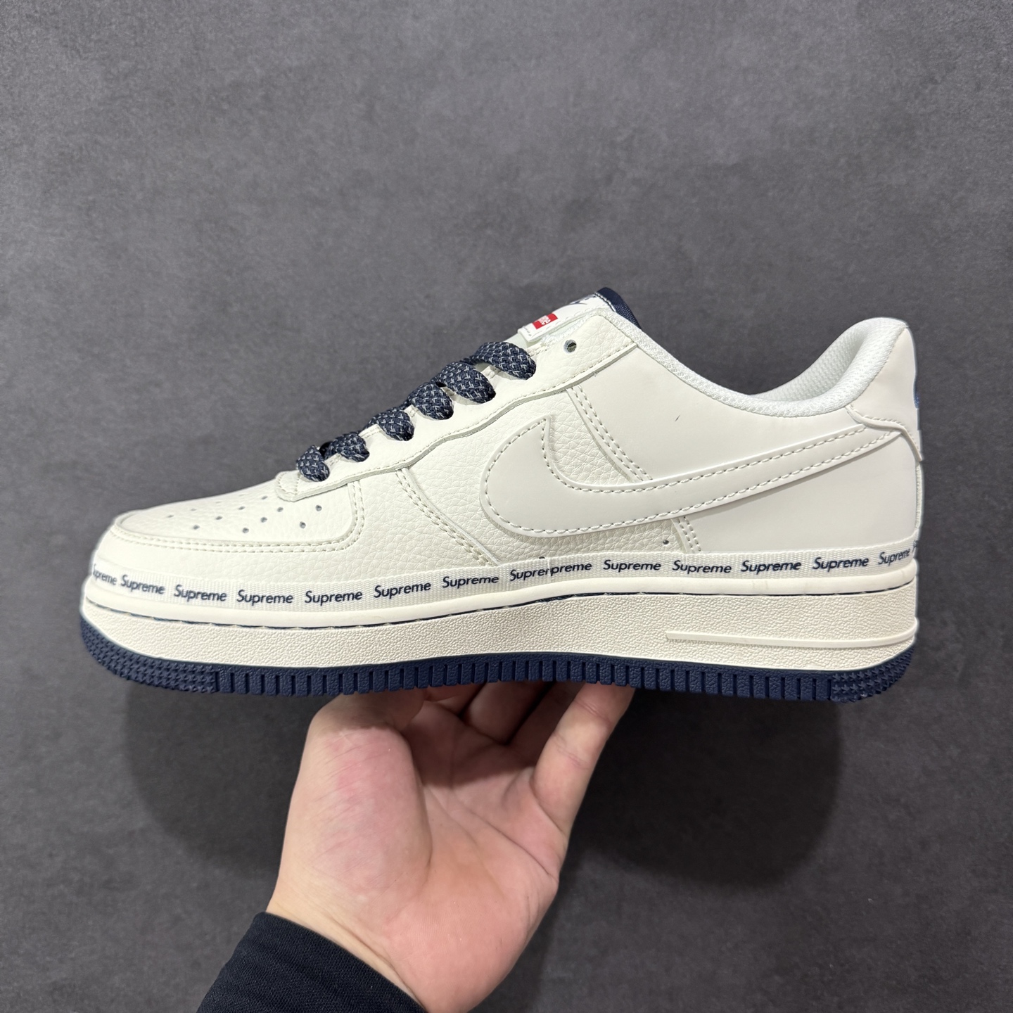 图片[2]-【定制版】海外限量发售！公司级NIke Air Force 1 \’07 Low “Supreme联名——米蓝弹幕”空军一号 低帮 运动鞋 休闲鞋 折边针车 工艺难度大 原楦头原纸板 原装鞋盒 定制五金配件 内置全掌气垫 原厂鞋底 货号：XX3168-203 尺码：36 36.5 37.5 38 38.5 39 40 40.5 41 42 42.5 43 44 44.5 45-选品中心