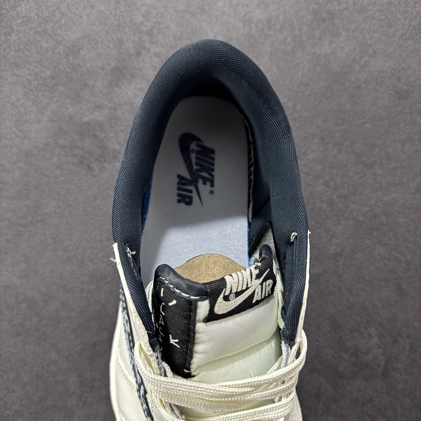 图片[7]-【定制版】Travis Scott x Fragment Design x Air Jordan 1 Low OG SP AJ1 乔1 迪奥联名 网布花纹勾 低帮文化休闲板鞋 LD2025-024  #多方联名合作融合了Travis Scott 独特的音乐风格，藤原浩个性的设计风格以及Jordan品牌的经典元素 使其成为一双具有独特身份和价值的鞋子 清新而立体的外观加上联名标识更突出了其独特身份 这种配色方案显示出活力和时尚感 在视觉上引人注目 鞋身的质感和细腻的细节处理使其显得高端而格调十足 这款“倒钩”联名是设计与创意完美结合 融合多方的个性风格是一款备受瞩目的潮流鞋款  尺码：36 36.5 37.5 38 38.5 39 40 40.5 41 42 42.5 43 44 44.5 45-选品中心