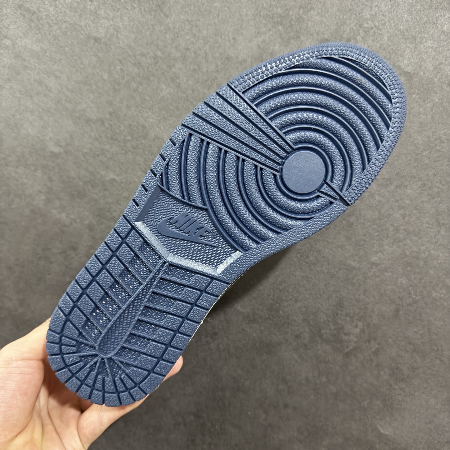 图片[9]-【定制版】Travis Scott x Fragment Design x Air Jordan 1 Low OG SP AJ1 乔1 迪奥联名 网布花纹勾 低帮文化休闲板鞋 LD2025-024  #多方联名合作融合了Travis Scott 独特的音乐风格，藤原浩个性的设计风格以及Jordan品牌的经典元素 使其成为一双具有独特身份和价值的鞋子 清新而立体的外观加上联名标识更突出了其独特身份 这种配色方案显示出活力和时尚感 在视觉上引人注目 鞋身的质感和细腻的细节处理使其显得高端而格调十足 这款“倒钩”联名是设计与创意完美结合 融合多方的个性风格是一款备受瞩目的潮流鞋款  尺码：36 36.5 37.5 38 38.5 39 40 40.5 41 42 42.5 43 44 44.5 45-选品中心