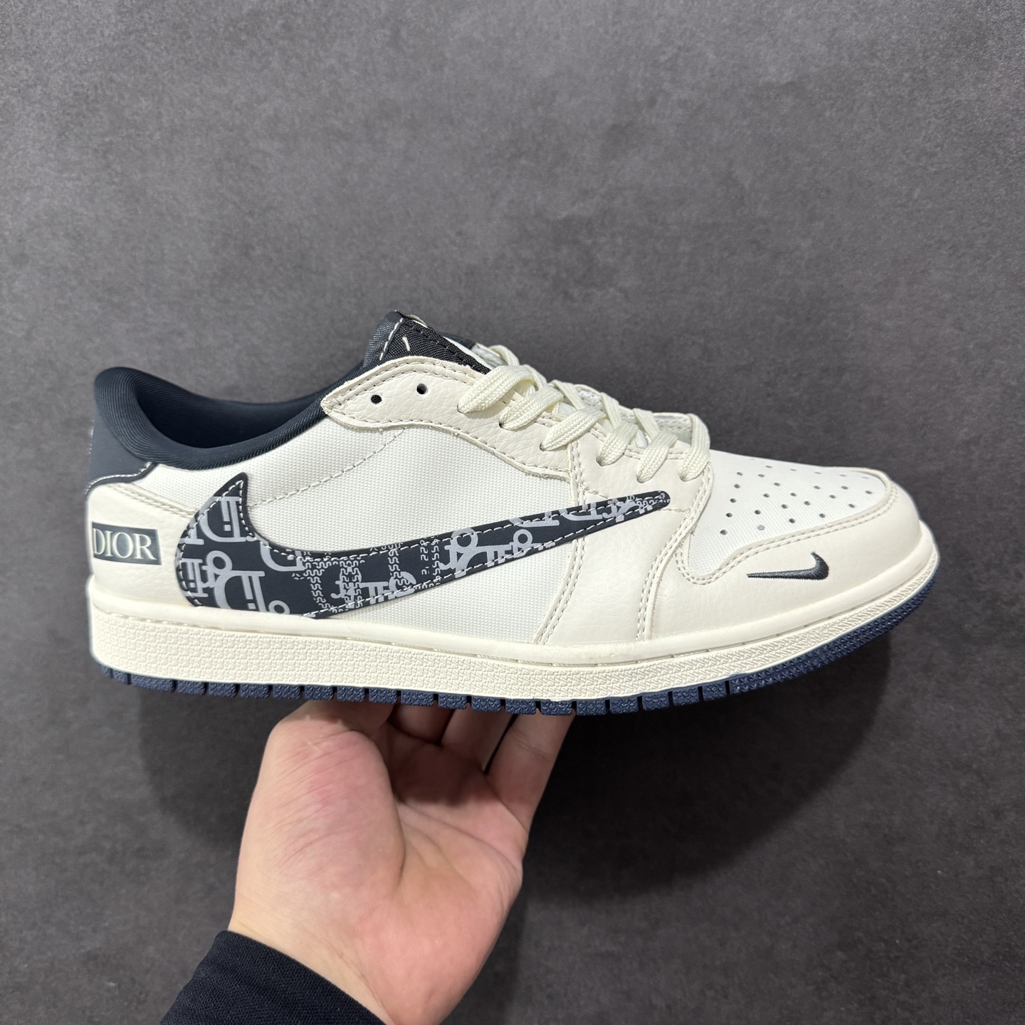 【定制版】Travis Scott x Fragment Design x Air Jordan 1 Low OG SP AJ1 乔1 迪奥联名 网布花纹勾 低帮文化休闲板鞋 LD2025-024  #多方联名合作融合了Travis Scott 独特的音乐风格，藤原浩个性的设计风格以及Jordan品牌的经典元素 使其成为一双具有独特身份和价值的鞋子 清新而立体的外观加上联名标识更突出了其独特身份 这种配色方案显示出活力和时尚感 在视觉上引人注目 鞋身的质感和细腻的细节处理使其显得高端而格调十足 这款“倒钩”联名是设计与创意完美结合 融合多方的个性风格是一款备受瞩目的潮流鞋款  尺码：36 36.5 37.5 38 38.5 39 40 40.5 41 42 42.5 43 44 44.5 45-选品中心