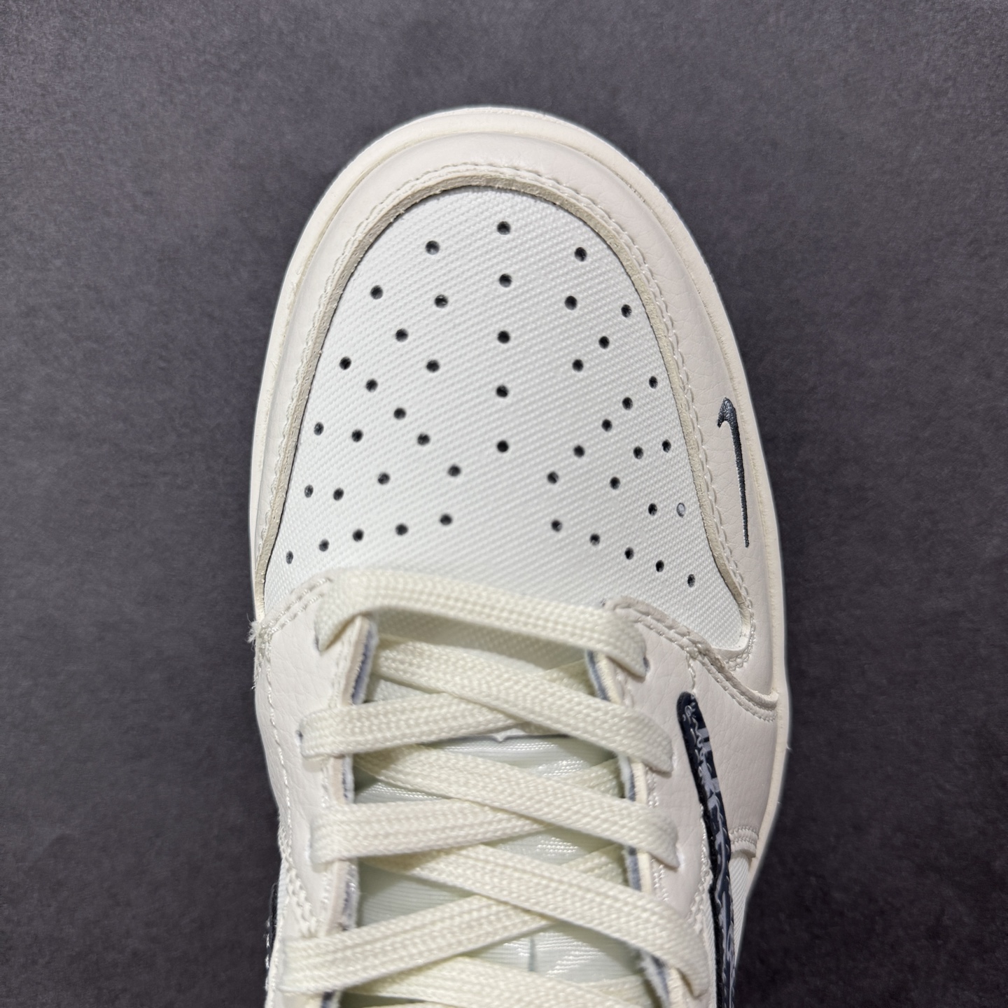图片[8]-【定制版】Travis Scott x Fragment Design x Air Jordan 1 Low OG SP AJ1 乔1 迪奥联名 网布花纹勾 低帮文化休闲板鞋 LD2025-024  #多方联名合作融合了Travis Scott 独特的音乐风格，藤原浩个性的设计风格以及Jordan品牌的经典元素 使其成为一双具有独特身份和价值的鞋子 清新而立体的外观加上联名标识更突出了其独特身份 这种配色方案显示出活力和时尚感 在视觉上引人注目 鞋身的质感和细腻的细节处理使其显得高端而格调十足 这款“倒钩”联名是设计与创意完美结合 融合多方的个性风格是一款备受瞩目的潮流鞋款  尺码：36 36.5 37.5 38 38.5 39 40 40.5 41 42 42.5 43 44 44.5 45-选品中心