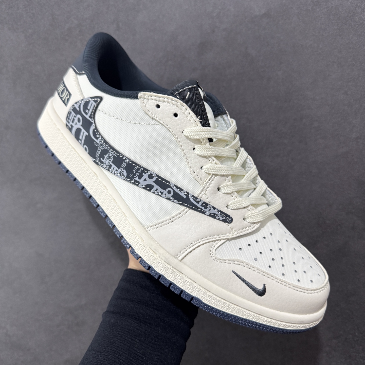 图片[3]-【定制版】Travis Scott x Fragment Design x Air Jordan 1 Low OG SP AJ1 乔1 迪奥联名 网布花纹勾 低帮文化休闲板鞋 LD2025-024  #多方联名合作融合了Travis Scott 独特的音乐风格，藤原浩个性的设计风格以及Jordan品牌的经典元素 使其成为一双具有独特身份和价值的鞋子 清新而立体的外观加上联名标识更突出了其独特身份 这种配色方案显示出活力和时尚感 在视觉上引人注目 鞋身的质感和细腻的细节处理使其显得高端而格调十足 这款“倒钩”联名是设计与创意完美结合 融合多方的个性风格是一款备受瞩目的潮流鞋款  尺码：36 36.5 37.5 38 38.5 39 40 40.5 41 42 42.5 43 44 44.5 45-选品中心