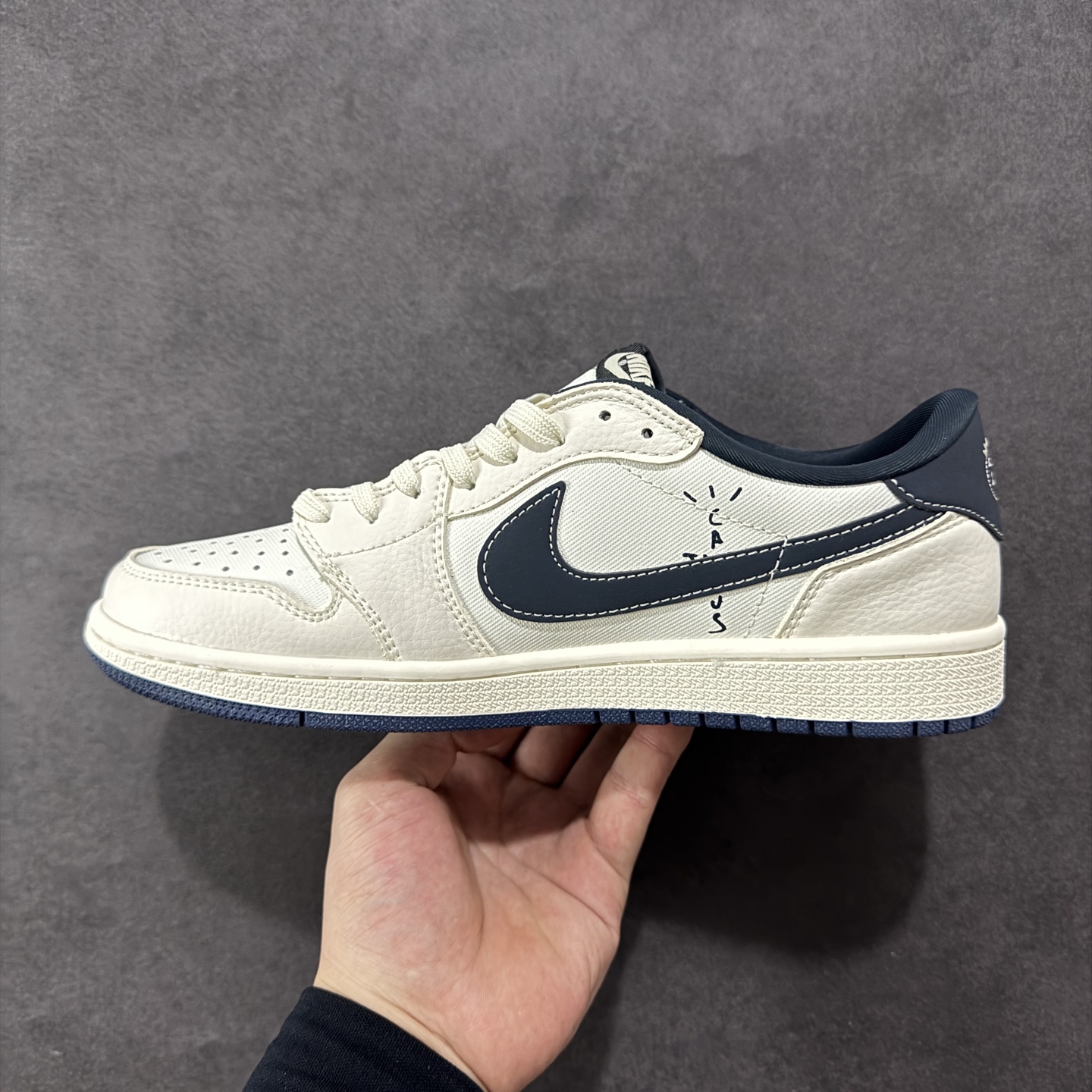 图片[2]-【定制版】Travis Scott x Fragment Design x Air Jordan 1 Low OG SP AJ1 乔1 迪奥联名 网布花纹勾 低帮文化休闲板鞋 LD2025-024  #多方联名合作融合了Travis Scott 独特的音乐风格，藤原浩个性的设计风格以及Jordan品牌的经典元素 使其成为一双具有独特身份和价值的鞋子 清新而立体的外观加上联名标识更突出了其独特身份 这种配色方案显示出活力和时尚感 在视觉上引人注目 鞋身的质感和细腻的细节处理使其显得高端而格调十足 这款“倒钩”联名是设计与创意完美结合 融合多方的个性风格是一款备受瞩目的潮流鞋款  尺码：36 36.5 37.5 38 38.5 39 40 40.5 41 42 42.5 43 44 44.5 45-选品中心