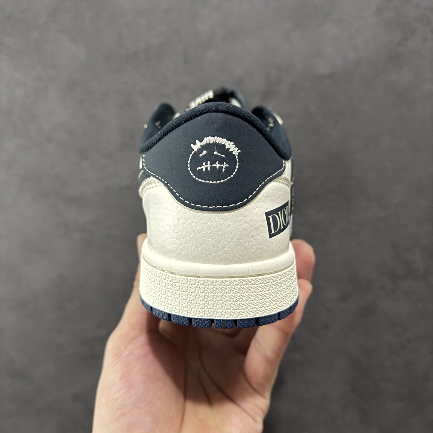 图片[4]-【定制版】Travis Scott x Fragment Design x Air Jordan 1 Low OG SP AJ1 乔1 迪奥联名 网布花纹勾 低帮文化休闲板鞋 LD2025-024  #多方联名合作融合了Travis Scott 独特的音乐风格，藤原浩个性的设计风格以及Jordan品牌的经典元素 使其成为一双具有独特身份和价值的鞋子 清新而立体的外观加上联名标识更突出了其独特身份 这种配色方案显示出活力和时尚感 在视觉上引人注目 鞋身的质感和细腻的细节处理使其显得高端而格调十足 这款“倒钩”联名是设计与创意完美结合 融合多方的个性风格是一款备受瞩目的潮流鞋款  尺码：36 36.5 37.5 38 38.5 39 40 40.5 41 42 42.5 43 44 44.5 45-选品中心