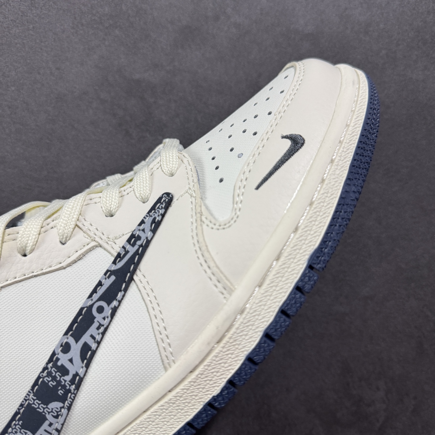图片[5]-【定制版】Travis Scott x Fragment Design x Air Jordan 1 Low OG SP AJ1 乔1 迪奥联名 网布花纹勾 低帮文化休闲板鞋 LD2025-024  #多方联名合作融合了Travis Scott 独特的音乐风格，藤原浩个性的设计风格以及Jordan品牌的经典元素 使其成为一双具有独特身份和价值的鞋子 清新而立体的外观加上联名标识更突出了其独特身份 这种配色方案显示出活力和时尚感 在视觉上引人注目 鞋身的质感和细腻的细节处理使其显得高端而格调十足 这款“倒钩”联名是设计与创意完美结合 融合多方的个性风格是一款备受瞩目的潮流鞋款  尺码：36 36.5 37.5 38 38.5 39 40 40.5 41 42 42.5 43 44 44.5 45-选品中心