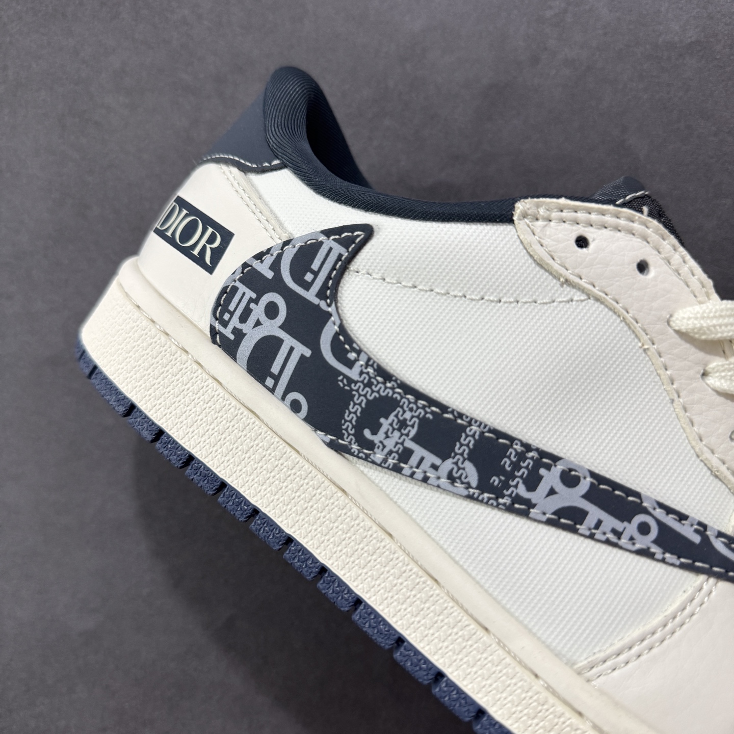 图片[6]-【定制版】Travis Scott x Fragment Design x Air Jordan 1 Low OG SP AJ1 乔1 迪奥联名 网布花纹勾 低帮文化休闲板鞋 LD2025-024  #多方联名合作融合了Travis Scott 独特的音乐风格，藤原浩个性的设计风格以及Jordan品牌的经典元素 使其成为一双具有独特身份和价值的鞋子 清新而立体的外观加上联名标识更突出了其独特身份 这种配色方案显示出活力和时尚感 在视觉上引人注目 鞋身的质感和细腻的细节处理使其显得高端而格调十足 这款“倒钩”联名是设计与创意完美结合 融合多方的个性风格是一款备受瞩目的潮流鞋款  尺码：36 36.5 37.5 38 38.5 39 40 40.5 41 42 42.5 43 44 44.5 45-选品中心