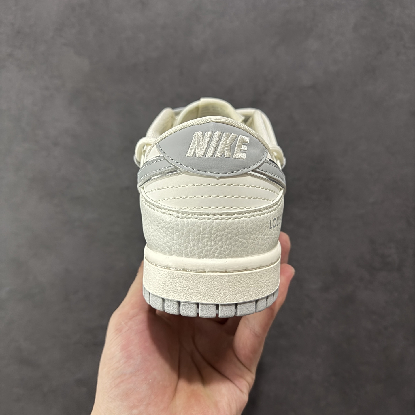 图片[4]-【定制版】Nike SB Dunk Low LV联名 绑带灰勾 周年高端定制 低帮休闲板鞋 DM6868-092  #定制鞋盒 大厂纯原品质出货 超高清洁度 皮料切割干净无任何毛边 细节完美   尺码：36 36.5 37.5 38 36.5 39 40 40.5 41 42 42.5 43 44 44.5 45-选品中心