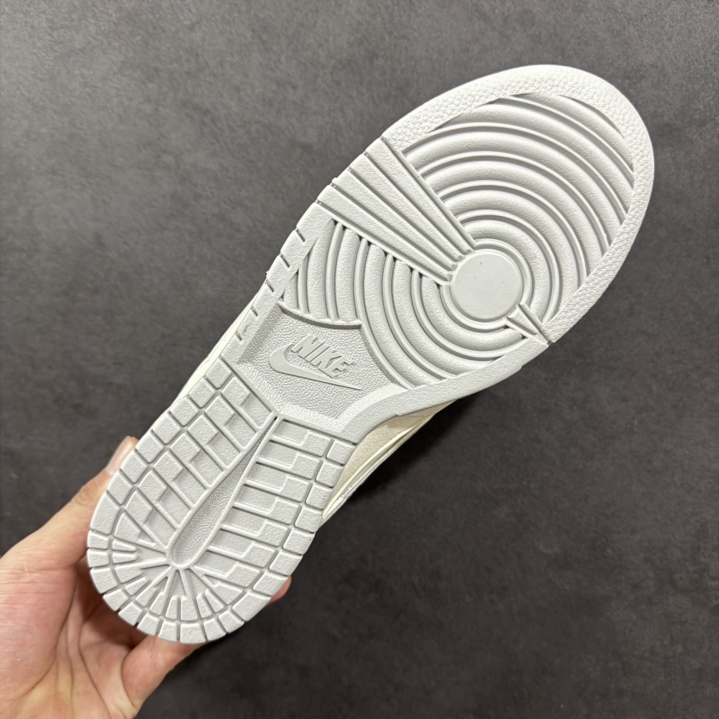 图片[9]-【定制版】Nike SB Dunk Low LV联名 绑带灰勾 周年高端定制 低帮休闲板鞋 DM6868-092  #定制鞋盒 大厂纯原品质出货 超高清洁度 皮料切割干净无任何毛边 细节完美   尺码：36 36.5 37.5 38 36.5 39 40 40.5 41 42 42.5 43 44 44.5 45-选品中心