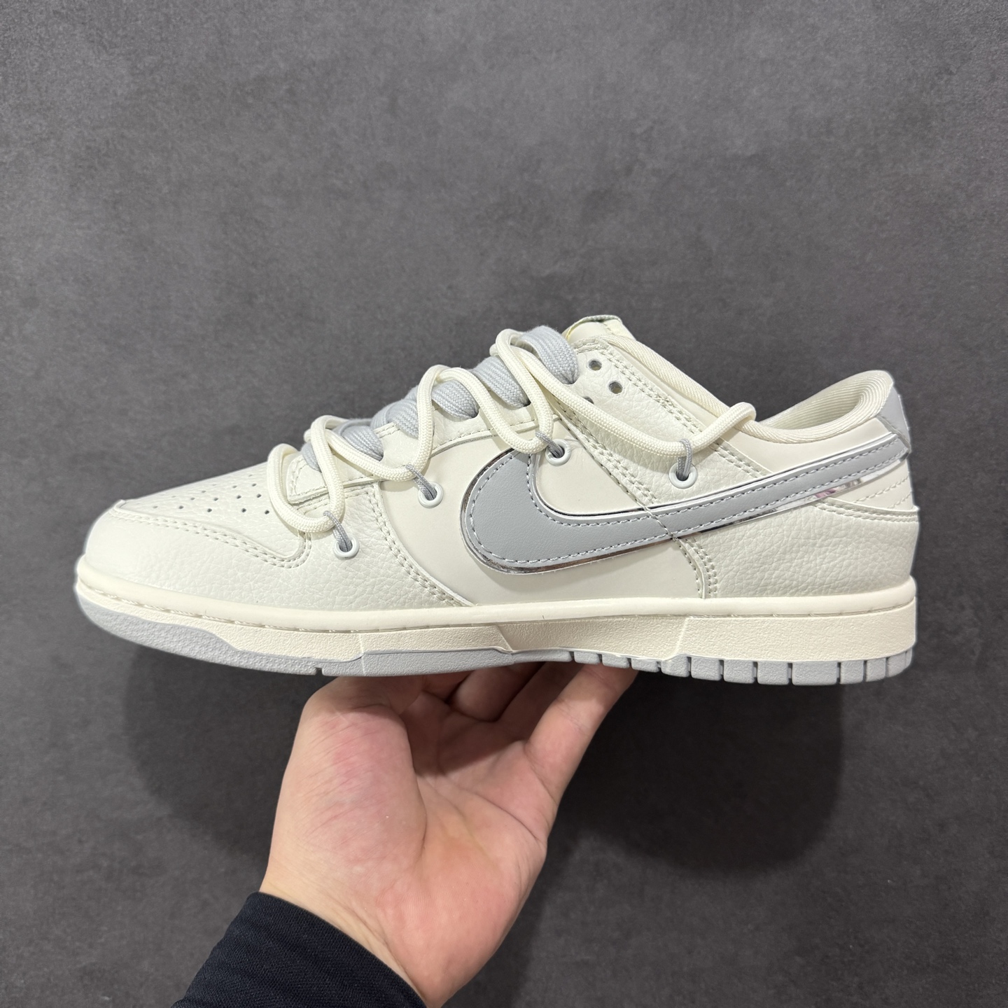 图片[2]-【定制版】Nike SB Dunk Low LV联名 绑带灰勾 周年高端定制 低帮休闲板鞋 DM6868-092  #定制鞋盒 大厂纯原品质出货 超高清洁度 皮料切割干净无任何毛边 细节完美   尺码：36 36.5 37.5 38 36.5 39 40 40.5 41 42 42.5 43 44 44.5 45-选品中心
