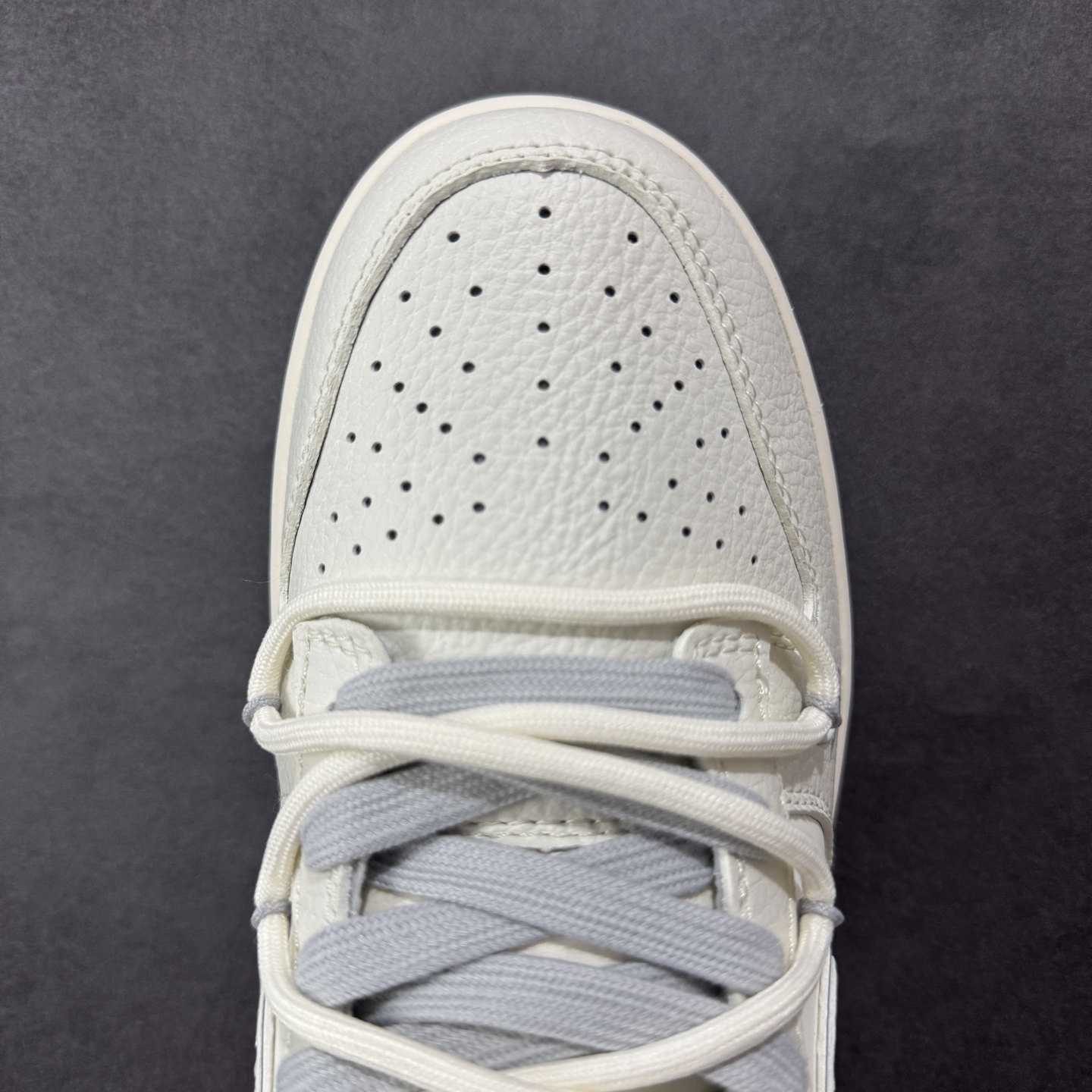 图片[8]-【定制版】Nike SB Dunk Low LV联名 绑带灰勾 周年高端定制 低帮休闲板鞋 DM6868-092  #定制鞋盒 大厂纯原品质出货 超高清洁度 皮料切割干净无任何毛边 细节完美   尺码：36 36.5 37.5 38 36.5 39 40 40.5 41 42 42.5 43 44 44.5 45-选品中心