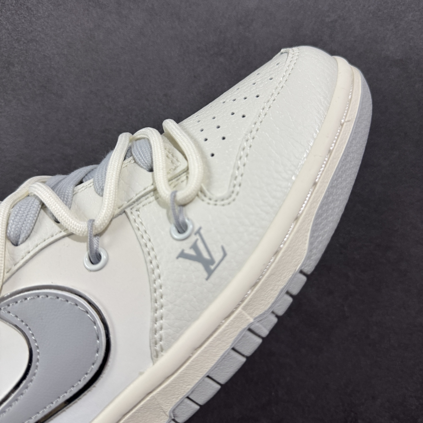 图片[5]-【定制版】Nike SB Dunk Low LV联名 绑带灰勾 周年高端定制 低帮休闲板鞋 DM6868-092  #定制鞋盒 大厂纯原品质出货 超高清洁度 皮料切割干净无任何毛边 细节完美   尺码：36 36.5 37.5 38 36.5 39 40 40.5 41 42 42.5 43 44 44.5 45-选品中心
