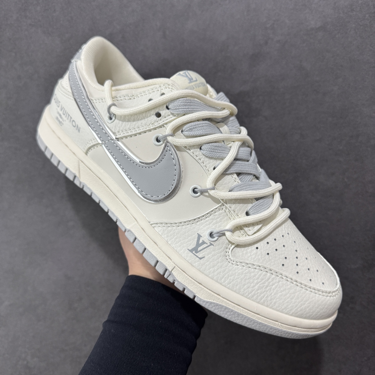 图片[3]-【定制版】Nike SB Dunk Low LV联名 绑带灰勾 周年高端定制 低帮休闲板鞋 DM6868-092  #定制鞋盒 大厂纯原品质出货 超高清洁度 皮料切割干净无任何毛边 细节完美   尺码：36 36.5 37.5 38 36.5 39 40 40.5 41 42 42.5 43 44 44.5 45-选品中心