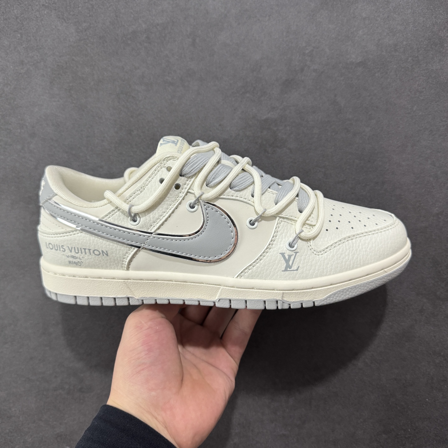 【定制版】Nike SB Dunk Low LV联名 绑带灰勾 周年高端定制 低帮休闲板鞋 DM6868-092  #定制鞋盒 大厂纯原品质出货 超高清洁度 皮料切割干净无任何毛边 细节完美   尺码:36 36.5 37.5 38 36.5 39 40 40.5 41 42 42.5 43 44 44.5 45-选品中心