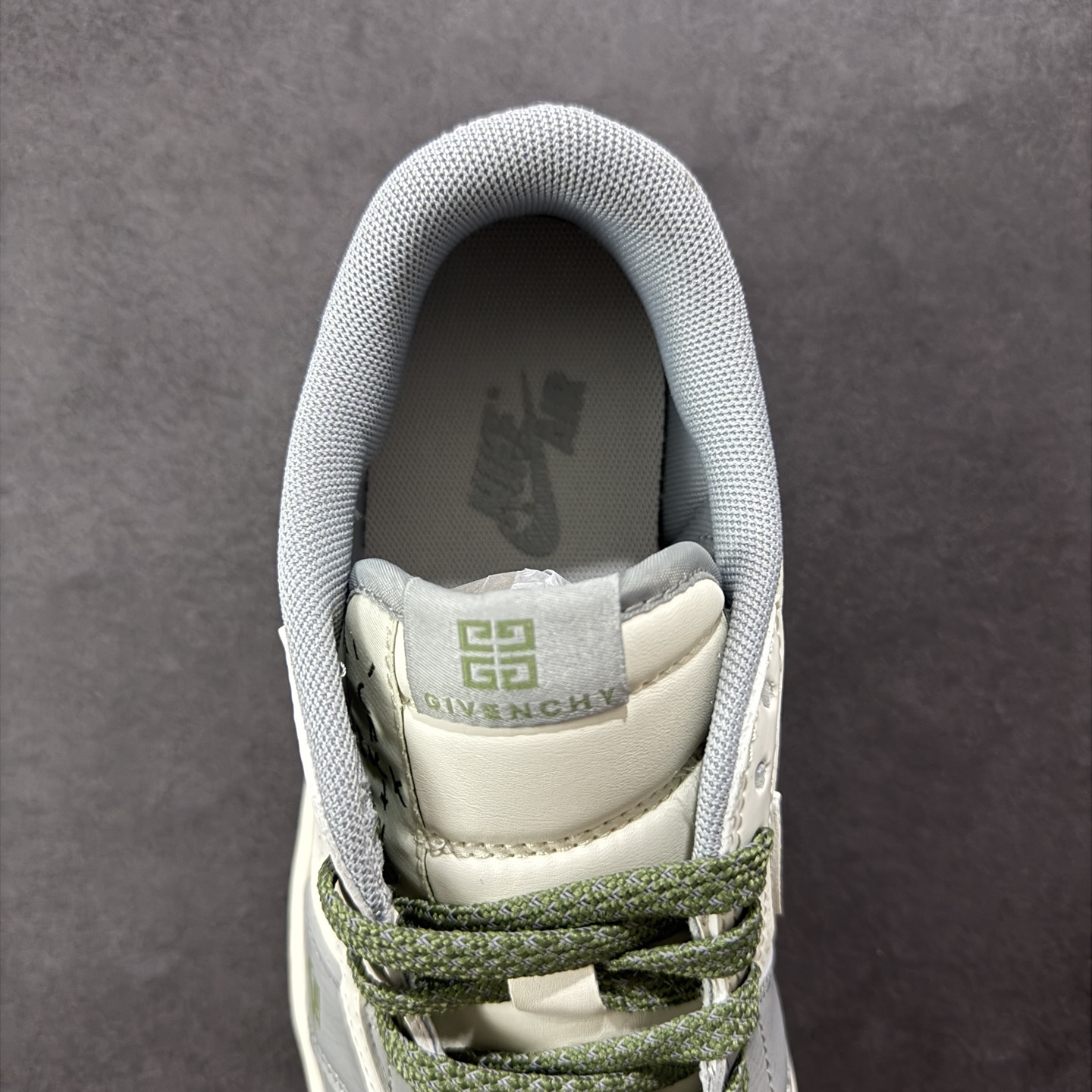 图片[7]-【定制版】Travis Scott x Fragment Design x Air Jordan 1 Low OG SP AJ1 乔1 纪梵希联名 绿灰底 低帮文化休闲板鞋 XS7089-600  #多方联名合作融合了Travis Scott 独特的音乐风格，藤原浩个性的设计风格以及Jordan品牌的经典元素 使其成为一双具有独特身份和价值的鞋子 清新而立体的外观加上联名标识更突出了其独特身份 这种配色方案显示出活力和时尚感 在视觉上引人注目 鞋身的质感和细腻的细节处理使其显得高端而格调十足 这款“倒钩”联名是设计与创意完美结合 融合多方的个性风格是一款备受瞩目的潮流鞋款  尺码：36 36.5 37.5 38 38.5 39 40 40.5 41 42 42.5 43 44 44.5 45-选品中心