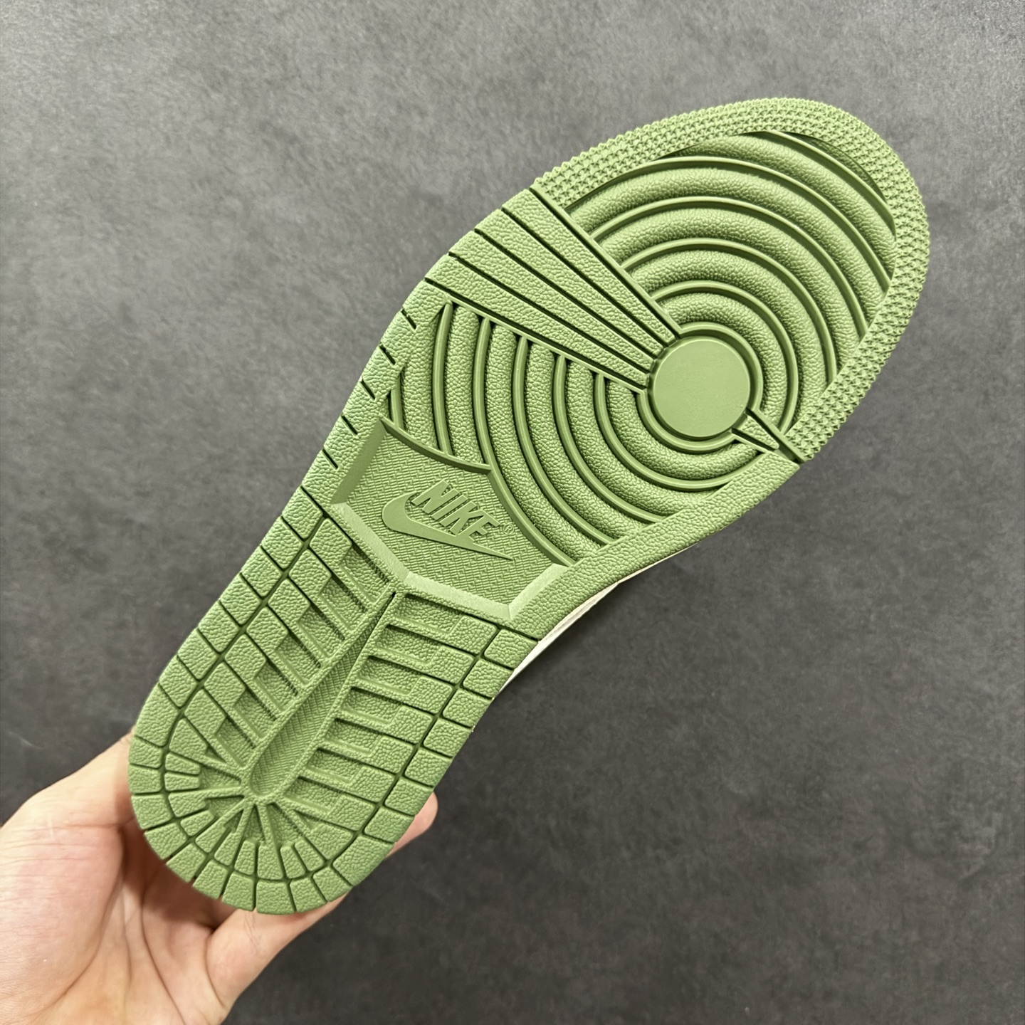 图片[9]-【定制版】Travis Scott x Fragment Design x Air Jordan 1 Low OG SP AJ1 乔1 纪梵希联名 绿灰底 低帮文化休闲板鞋 XS7089-600  #多方联名合作融合了Travis Scott 独特的音乐风格，藤原浩个性的设计风格以及Jordan品牌的经典元素 使其成为一双具有独特身份和价值的鞋子 清新而立体的外观加上联名标识更突出了其独特身份 这种配色方案显示出活力和时尚感 在视觉上引人注目 鞋身的质感和细腻的细节处理使其显得高端而格调十足 这款“倒钩”联名是设计与创意完美结合 融合多方的个性风格是一款备受瞩目的潮流鞋款  尺码：36 36.5 37.5 38 38.5 39 40 40.5 41 42 42.5 43 44 44.5 45-选品中心