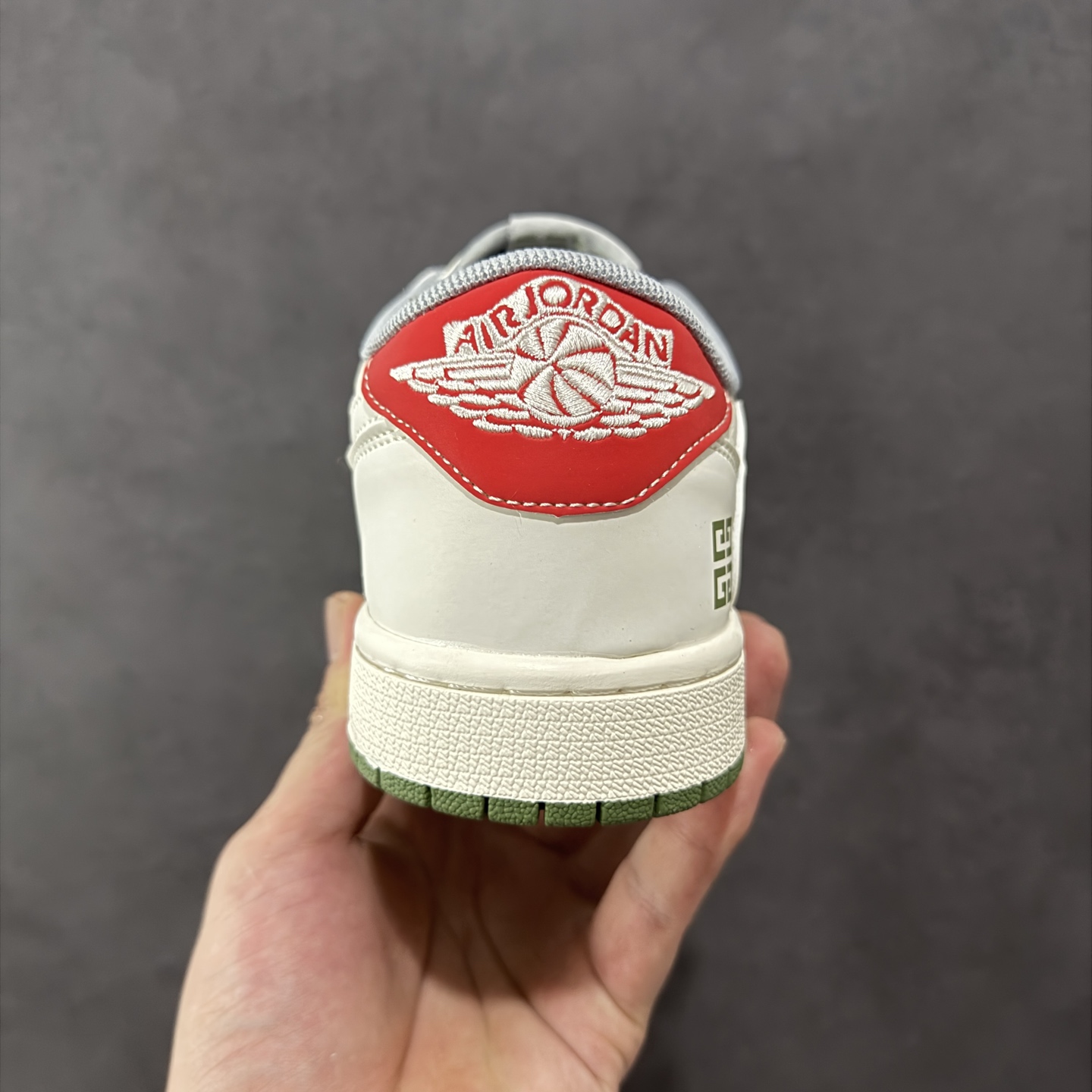 图片[4]-【定制版】Travis Scott x Fragment Design x Air Jordan 1 Low OG SP AJ1 乔1 纪梵希联名 绿灰底 低帮文化休闲板鞋 XS7089-600  #多方联名合作融合了Travis Scott 独特的音乐风格，藤原浩个性的设计风格以及Jordan品牌的经典元素 使其成为一双具有独特身份和价值的鞋子 清新而立体的外观加上联名标识更突出了其独特身份 这种配色方案显示出活力和时尚感 在视觉上引人注目 鞋身的质感和细腻的细节处理使其显得高端而格调十足 这款“倒钩”联名是设计与创意完美结合 融合多方的个性风格是一款备受瞩目的潮流鞋款  尺码：36 36.5 37.5 38 38.5 39 40 40.5 41 42 42.5 43 44 44.5 45-选品中心