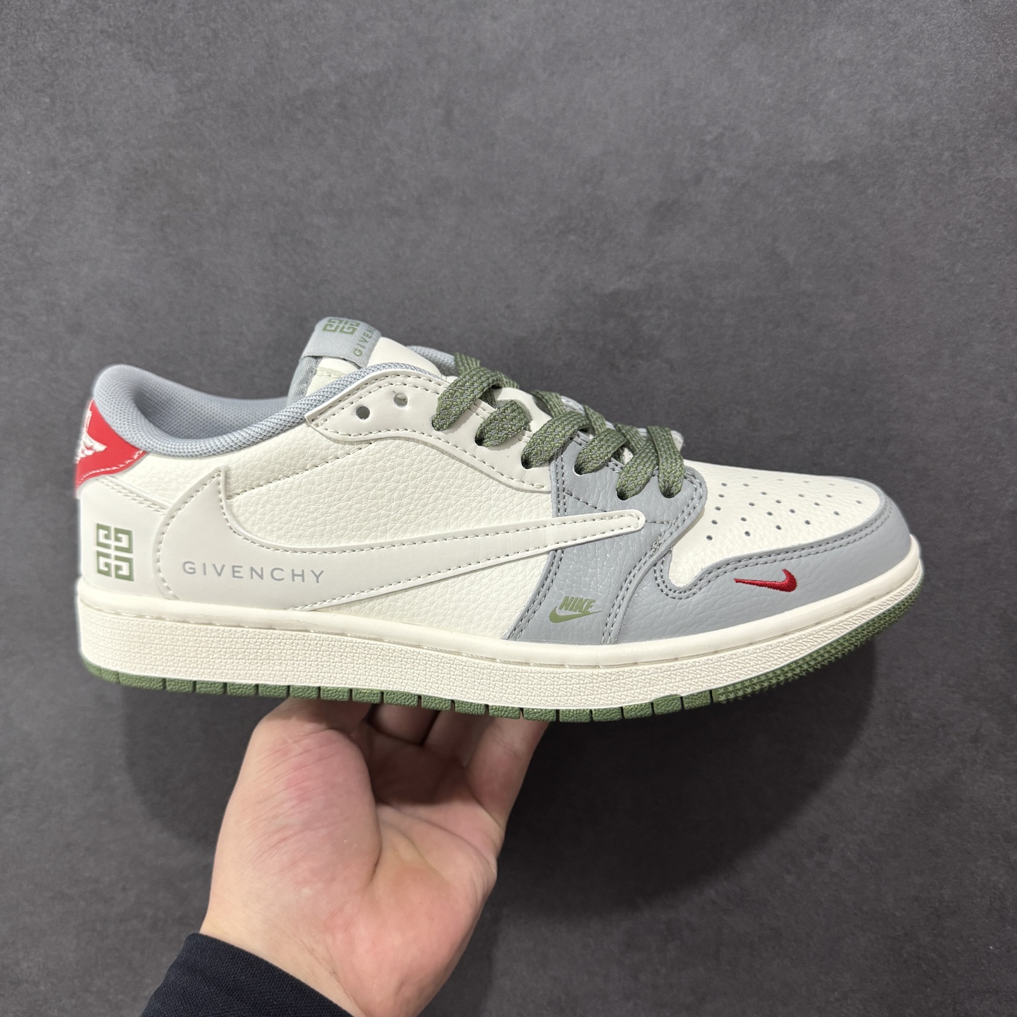 【定制版】Travis Scott x Fragment Design x Air Jordan 1 Low OG SP AJ1 乔1 纪梵希联名 绿灰底 低帮文化休闲板鞋 XS7089-600  #多方联名合作融合了Travis Scott 独特的音乐风格，藤原浩个性的设计风格以及Jordan品牌的经典元素 使其成为一双具有独特身份和价值的鞋子 清新而立体的外观加上联名标识更突出了其独特身份 这种配色方案显示出活力和时尚感 在视觉上引人注目 鞋身的质感和细腻的细节处理使其显得高端而格调十足 这款“倒钩”联名是设计与创意完美结合 融合多方的个性风格是一款备受瞩目的潮流鞋款  尺码：36 36.5 37.5 38 38.5 39 40 40.5 41 42 42.5 43 44 44.5 45-选品中心