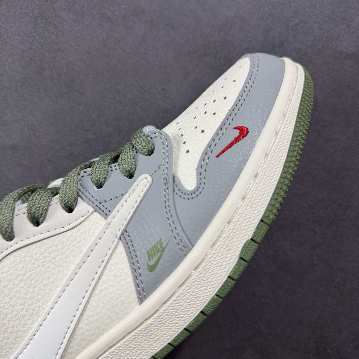 图片[5]-【定制版】Travis Scott x Fragment Design x Air Jordan 1 Low OG SP AJ1 乔1 纪梵希联名 绿灰底 低帮文化休闲板鞋 XS7089-600  #多方联名合作融合了Travis Scott 独特的音乐风格，藤原浩个性的设计风格以及Jordan品牌的经典元素 使其成为一双具有独特身份和价值的鞋子 清新而立体的外观加上联名标识更突出了其独特身份 这种配色方案显示出活力和时尚感 在视觉上引人注目 鞋身的质感和细腻的细节处理使其显得高端而格调十足 这款“倒钩”联名是设计与创意完美结合 融合多方的个性风格是一款备受瞩目的潮流鞋款  尺码：36 36.5 37.5 38 38.5 39 40 40.5 41 42 42.5 43 44 44.5 45-选品中心