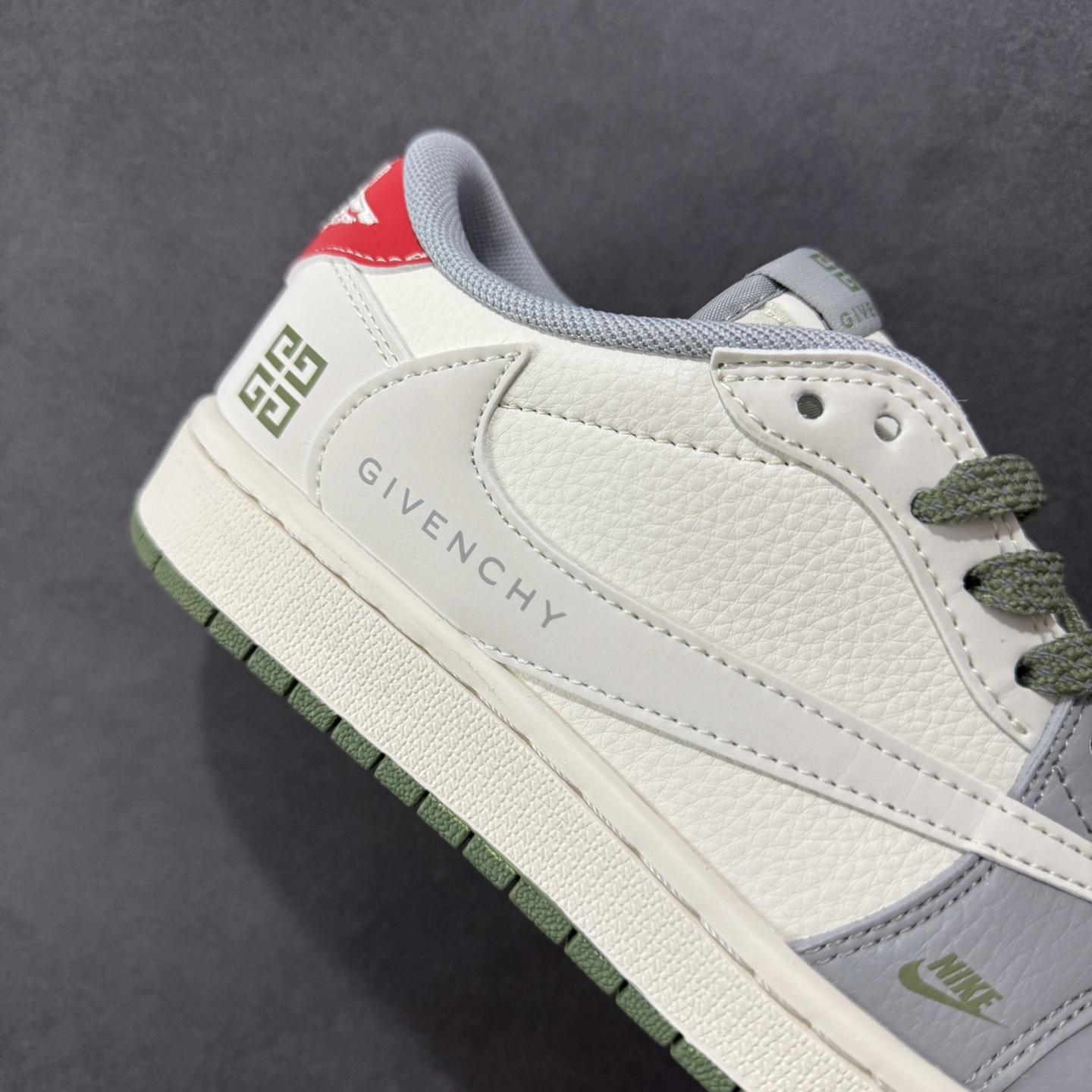 图片[6]-【定制版】Travis Scott x Fragment Design x Air Jordan 1 Low OG SP AJ1 乔1 纪梵希联名 绿灰底 低帮文化休闲板鞋 XS7089-600  #多方联名合作融合了Travis Scott 独特的音乐风格，藤原浩个性的设计风格以及Jordan品牌的经典元素 使其成为一双具有独特身份和价值的鞋子 清新而立体的外观加上联名标识更突出了其独特身份 这种配色方案显示出活力和时尚感 在视觉上引人注目 鞋身的质感和细腻的细节处理使其显得高端而格调十足 这款“倒钩”联名是设计与创意完美结合 融合多方的个性风格是一款备受瞩目的潮流鞋款  尺码：36 36.5 37.5 38 38.5 39 40 40.5 41 42 42.5 43 44 44.5 45-选品中心