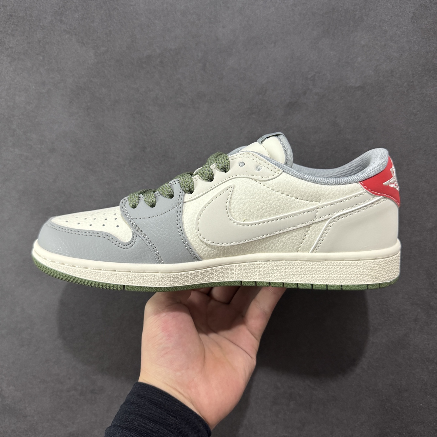 图片[2]-【定制版】Travis Scott x Fragment Design x Air Jordan 1 Low OG SP AJ1 乔1 纪梵希联名 绿灰底 低帮文化休闲板鞋 XS7089-600  #多方联名合作融合了Travis Scott 独特的音乐风格，藤原浩个性的设计风格以及Jordan品牌的经典元素 使其成为一双具有独特身份和价值的鞋子 清新而立体的外观加上联名标识更突出了其独特身份 这种配色方案显示出活力和时尚感 在视觉上引人注目 鞋身的质感和细腻的细节处理使其显得高端而格调十足 这款“倒钩”联名是设计与创意完美结合 融合多方的个性风格是一款备受瞩目的潮流鞋款  尺码：36 36.5 37.5 38 38.5 39 40 40.5 41 42 42.5 43 44 44.5 45-选品中心