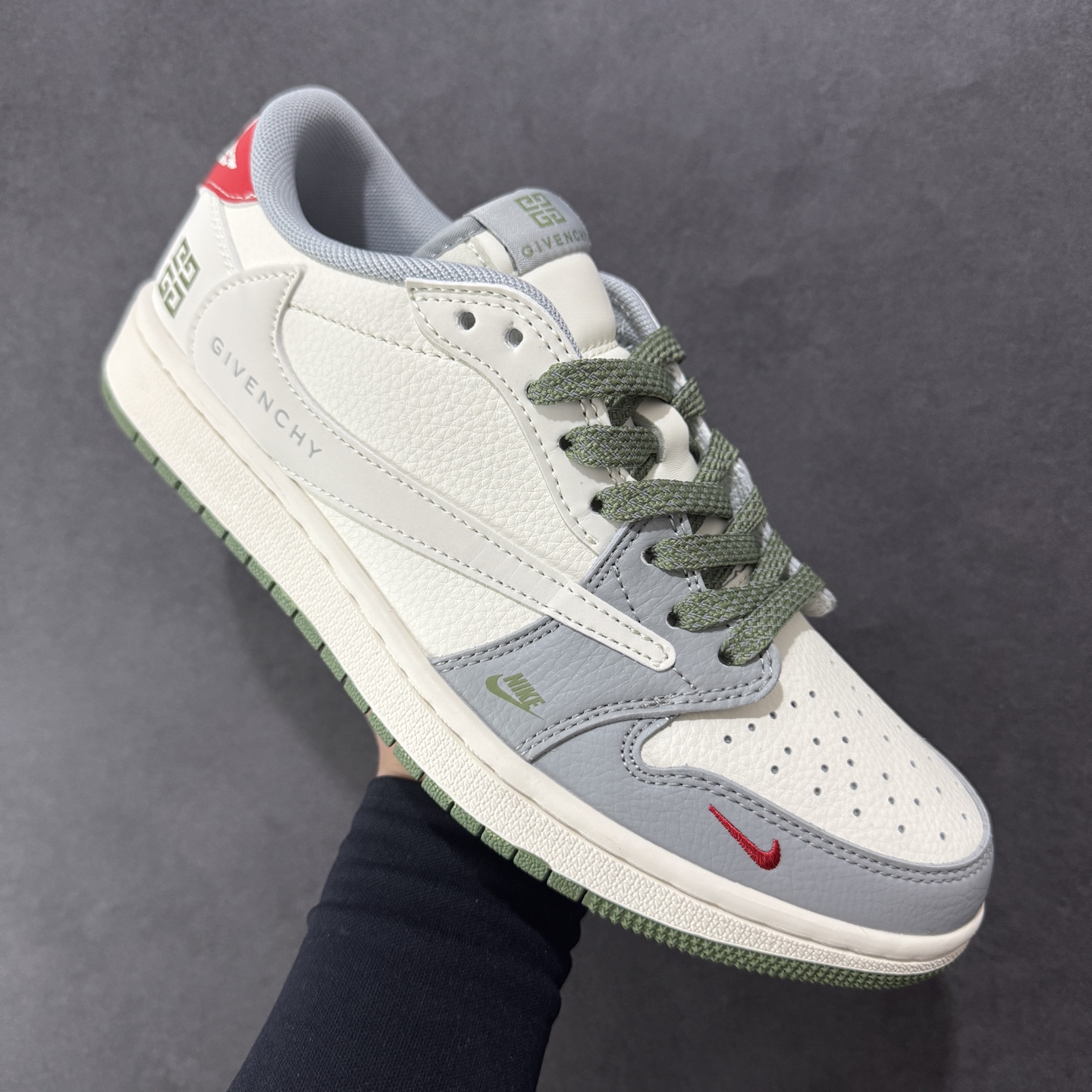 图片[3]-【定制版】Travis Scott x Fragment Design x Air Jordan 1 Low OG SP AJ1 乔1 纪梵希联名 绿灰底 低帮文化休闲板鞋 XS7089-600  #多方联名合作融合了Travis Scott 独特的音乐风格，藤原浩个性的设计风格以及Jordan品牌的经典元素 使其成为一双具有独特身份和价值的鞋子 清新而立体的外观加上联名标识更突出了其独特身份 这种配色方案显示出活力和时尚感 在视觉上引人注目 鞋身的质感和细腻的细节处理使其显得高端而格调十足 这款“倒钩”联名是设计与创意完美结合 融合多方的个性风格是一款备受瞩目的潮流鞋款  尺码：36 36.5 37.5 38 38.5 39 40 40.5 41 42 42.5 43 44 44.5 45-选品中心