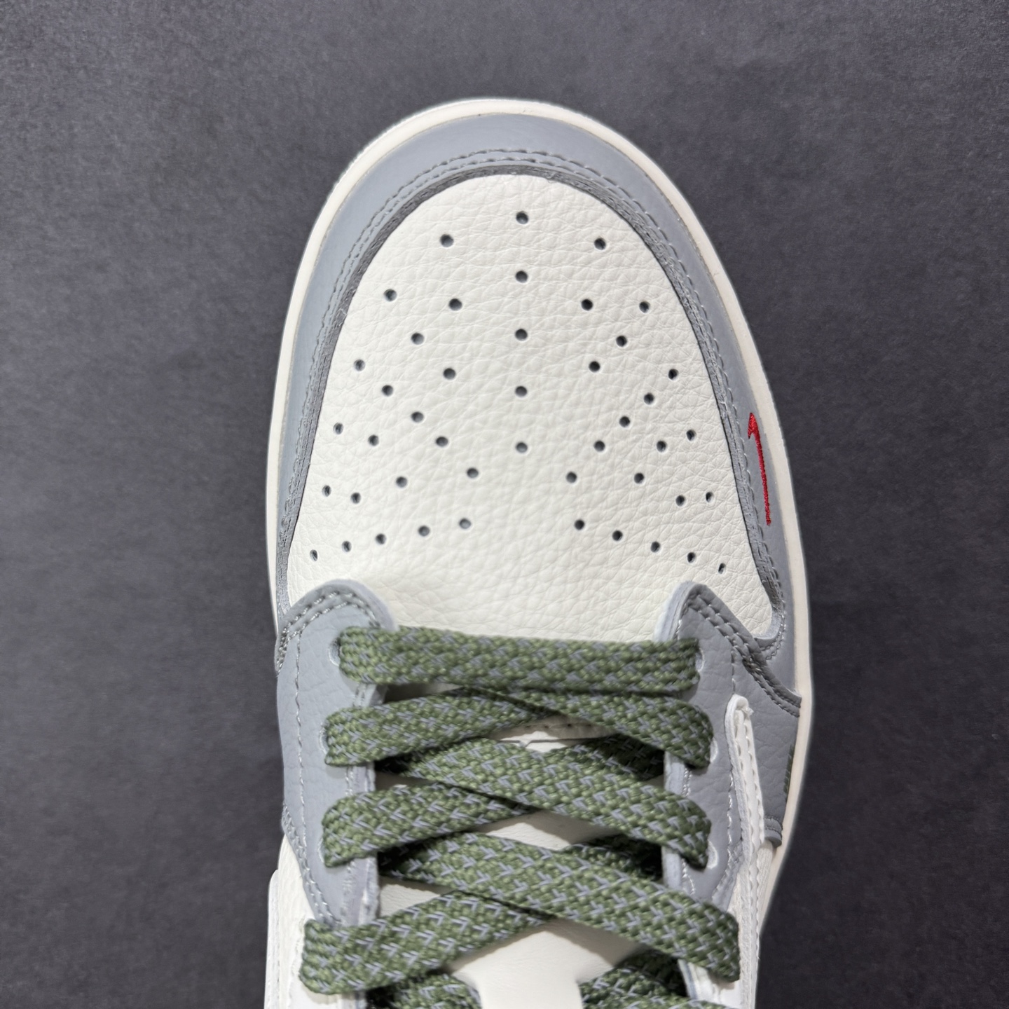 图片[8]-【定制版】Travis Scott x Fragment Design x Air Jordan 1 Low OG SP AJ1 乔1 纪梵希联名 绿灰底 低帮文化休闲板鞋 XS7089-600  #多方联名合作融合了Travis Scott 独特的音乐风格，藤原浩个性的设计风格以及Jordan品牌的经典元素 使其成为一双具有独特身份和价值的鞋子 清新而立体的外观加上联名标识更突出了其独特身份 这种配色方案显示出活力和时尚感 在视觉上引人注目 鞋身的质感和细腻的细节处理使其显得高端而格调十足 这款“倒钩”联名是设计与创意完美结合 融合多方的个性风格是一款备受瞩目的潮流鞋款  尺码：36 36.5 37.5 38 38.5 39 40 40.5 41 42 42.5 43 44 44.5 45-选品中心