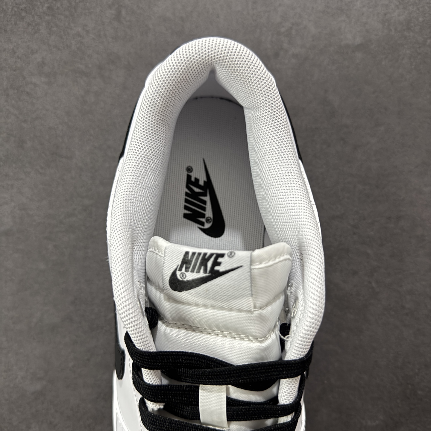 图片[7]-【YC纯原】Nike Dunk Low 印花集 此款应用CS：GO 「印花集」的经典视觉符号，完美渗透至 Dunk Low 的每一寸潮流基因，以极具未来感的数码字体，随鞋身曲线动态排布。黑色 Swoosh 如战场划痕，细节处跳跃的爱心与符号，是冷酷科技下的灵魂温度。从虚拟战场无缝衔接潮流街区，都是对电竞美学的精准复刻与再创造。 货号： WC1220-001 尺码： 40 40.5 41 42 42.5 43 44 44.5 45 46-选品中心