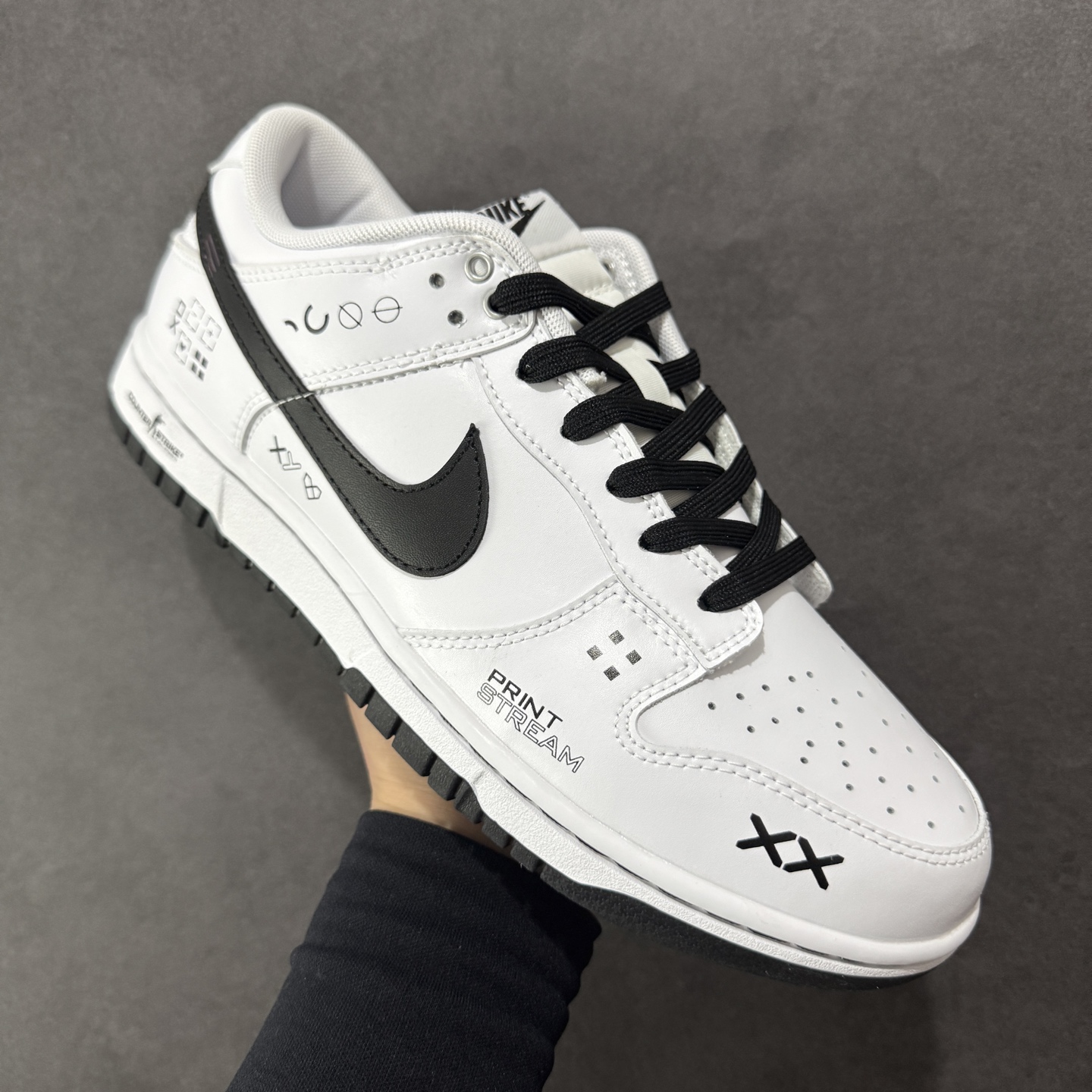 图片[3]-【YC纯原】Nike Dunk Low 印花集 此款应用CS：GO 「印花集」的经典视觉符号，完美渗透至 Dunk Low 的每一寸潮流基因，以极具未来感的数码字体，随鞋身曲线动态排布。黑色 Swoosh 如战场划痕，细节处跳跃的爱心与符号，是冷酷科技下的灵魂温度。从虚拟战场无缝衔接潮流街区，都是对电竞美学的精准复刻与再创造。 货号： WC1220-001 尺码： 40 40.5 41 42 42.5 43 44 44.5 45 46-选品中心