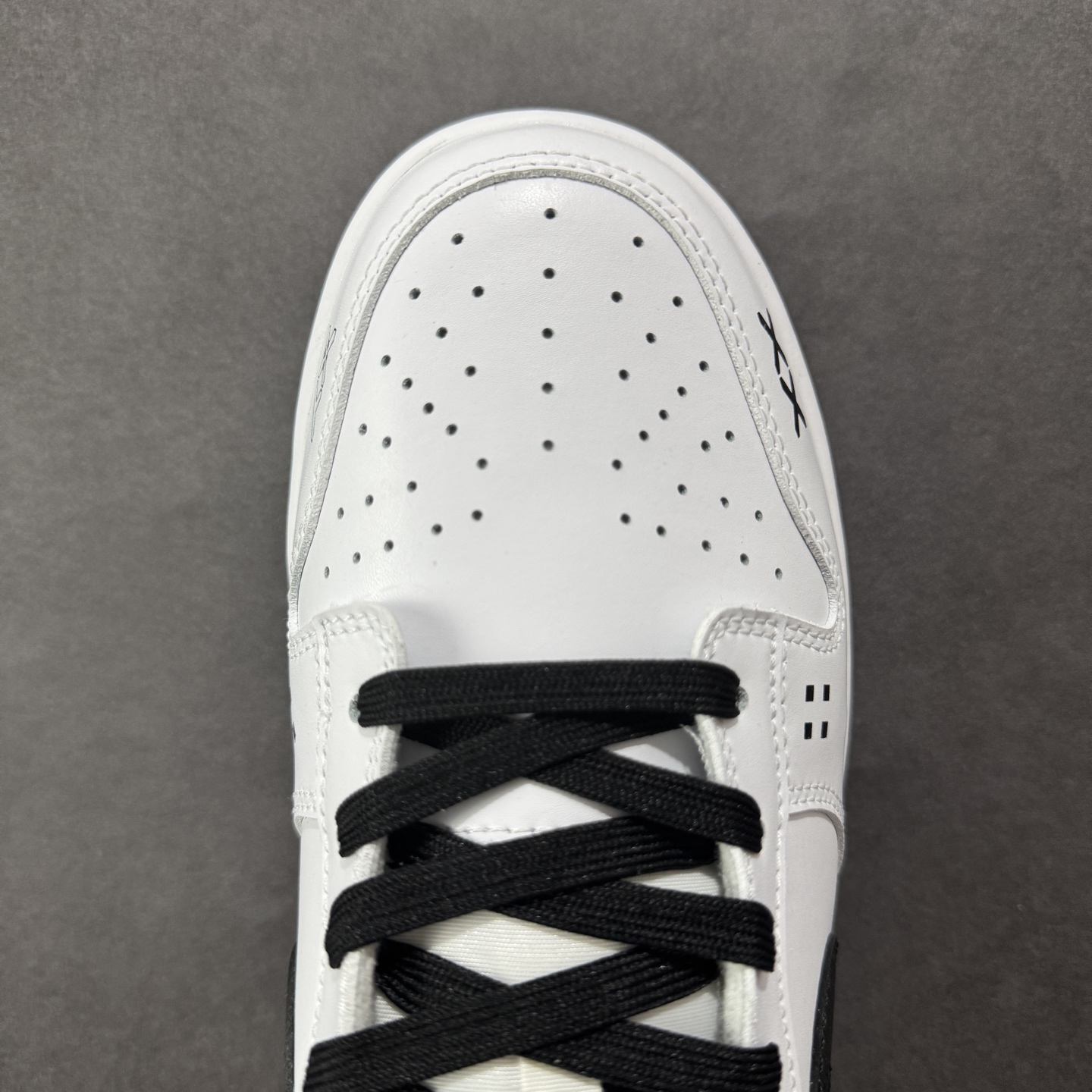 图片[8]-【YC纯原】Nike Dunk Low 印花集 此款应用CS：GO 「印花集」的经典视觉符号，完美渗透至 Dunk Low 的每一寸潮流基因，以极具未来感的数码字体，随鞋身曲线动态排布。黑色 Swoosh 如战场划痕，细节处跳跃的爱心与符号，是冷酷科技下的灵魂温度。从虚拟战场无缝衔接潮流街区，都是对电竞美学的精准复刻与再创造。 货号： WC1220-001 尺码： 40 40.5 41 42 42.5 43 44 44.5 45 46-选品中心