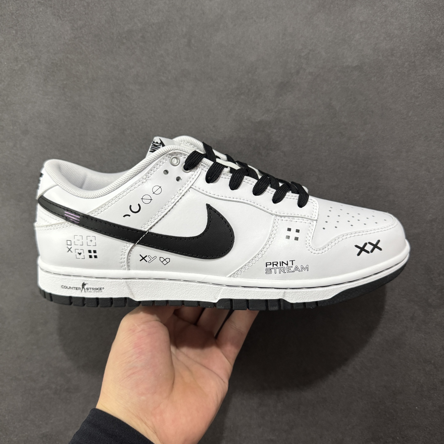 【YC纯原】Nike Dunk Low 印花集 此款应用CS:GO 「印花集」的经典视觉符号,完美渗透至 Dunk Low 的每一寸潮流基因,以极具未来感的数码字体,随鞋身曲线动态排布。黑色 Swoosh 如战场划痕,细节处跳跃的爱心与符号,是冷酷科技下的灵魂温度。从虚拟战场无缝衔接潮流街区,都是对电竞美学的精准复刻与再创造。 货号: WC1220-001 尺码: 40 40.5 41 42 42.5 43 44 44.5 45 46-选品中心