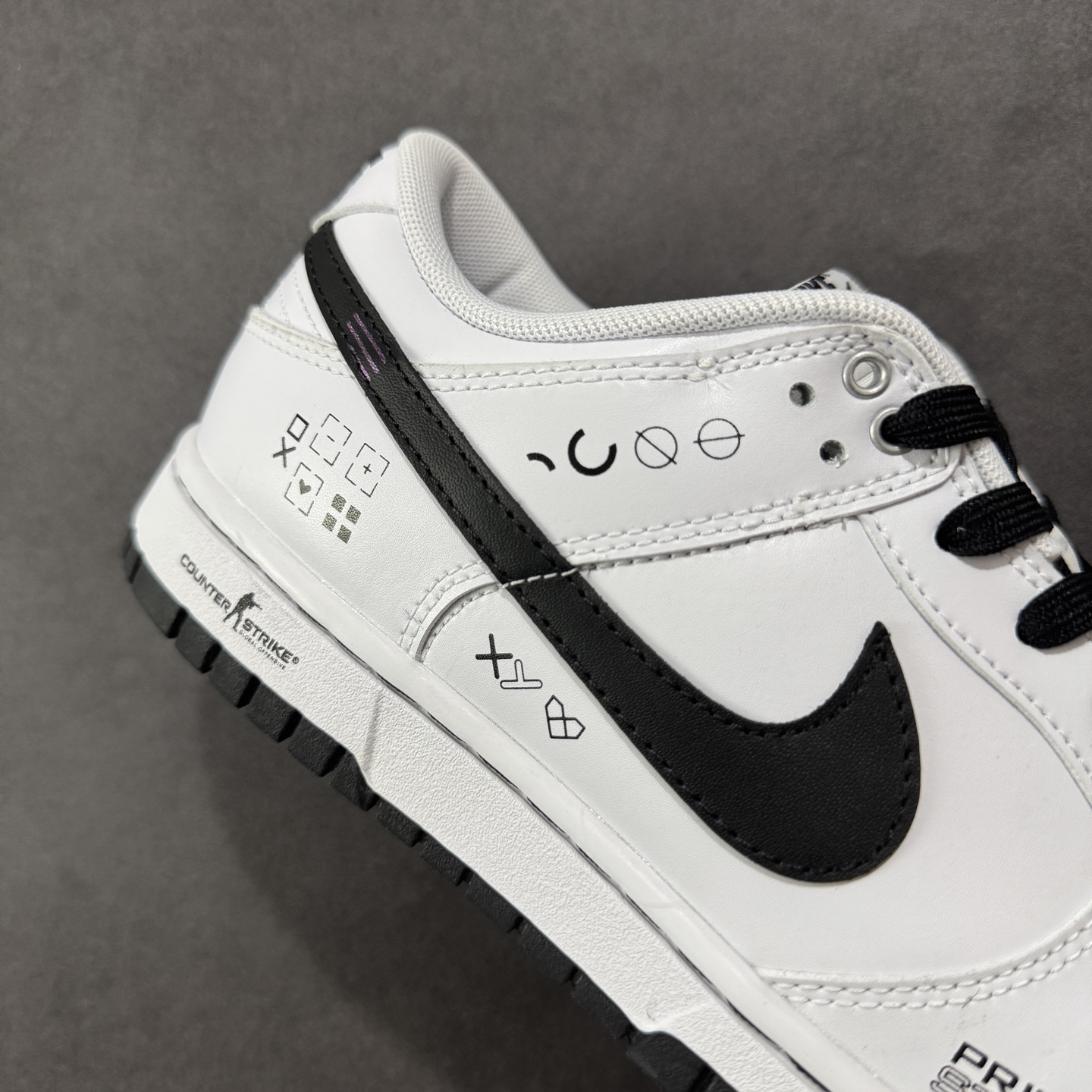 图片[6]-【YC纯原】Nike Dunk Low 印花集 此款应用CS：GO 「印花集」的经典视觉符号，完美渗透至 Dunk Low 的每一寸潮流基因，以极具未来感的数码字体，随鞋身曲线动态排布。黑色 Swoosh 如战场划痕，细节处跳跃的爱心与符号，是冷酷科技下的灵魂温度。从虚拟战场无缝衔接潮流街区，都是对电竞美学的精准复刻与再创造。 货号： WC1220-001 尺码： 40 40.5 41 42 42.5 43 44 44.5 45 46-选品中心