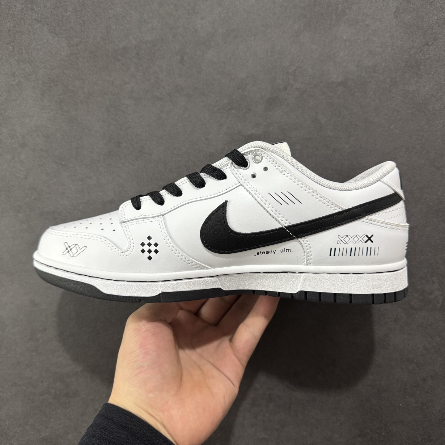 图片[2]-【YC纯原】Nike Dunk Low 印花集 此款应用CS：GO 「印花集」的经典视觉符号，完美渗透至 Dunk Low 的每一寸潮流基因，以极具未来感的数码字体，随鞋身曲线动态排布。黑色 Swoosh 如战场划痕，细节处跳跃的爱心与符号，是冷酷科技下的灵魂温度。从虚拟战场无缝衔接潮流街区，都是对电竞美学的精准复刻与再创造。 货号： WC1220-001 尺码： 40 40.5 41 42 42.5 43 44 44.5 45 46-选品中心