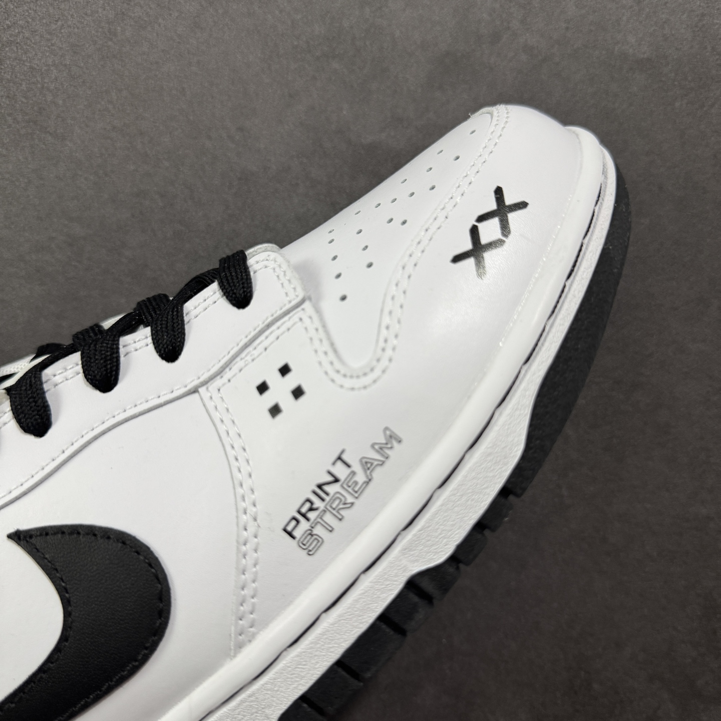 图片[5]-【YC纯原】Nike Dunk Low 印花集 此款应用CS：GO 「印花集」的经典视觉符号，完美渗透至 Dunk Low 的每一寸潮流基因，以极具未来感的数码字体，随鞋身曲线动态排布。黑色 Swoosh 如战场划痕，细节处跳跃的爱心与符号，是冷酷科技下的灵魂温度。从虚拟战场无缝衔接潮流街区，都是对电竞美学的精准复刻与再创造。 货号： WC1220-001 尺码： 40 40.5 41 42 42.5 43 44 44.5 45 46-选品中心