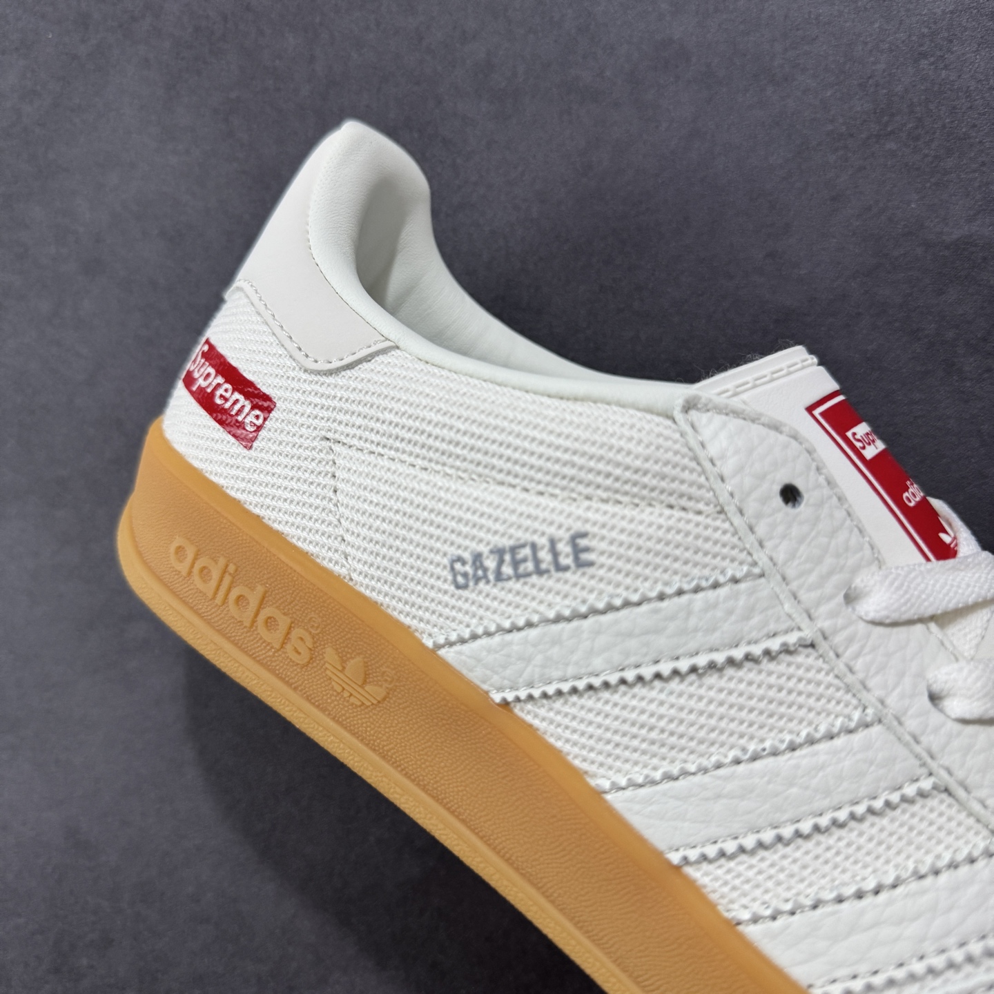 图片[6]-【定制版】Supreme x Ad Samba Og 定制配色 Supreme联名 阿迪桑巴系列徳训风低帮百搭休闲板鞋 SC9207-723 定制鞋盒 大厂流水作业生产 超高清洁度 皮料切割干净无任何毛边 细节完美   尺码：36 36.5 37.5 38 38.5 39 40 40.5 41 42 42.5 43 44 44.5 45-选品中心