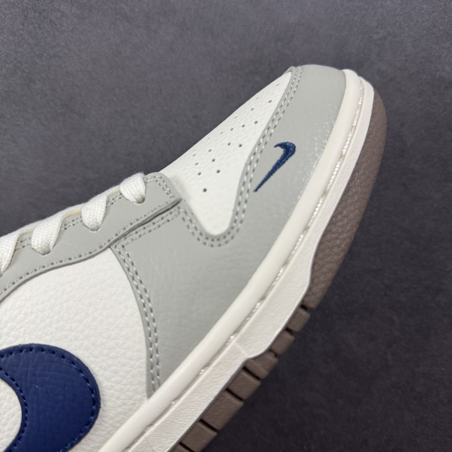 定制版 Nike SB Dunk Low x BURBERRY 灰白小勾 XD1588-219