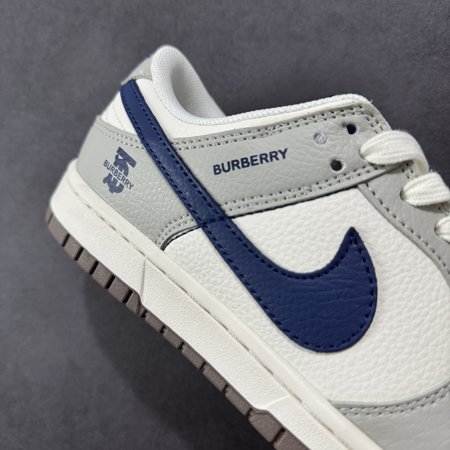 定制版 Nike SB Dunk Low x BURBERRY 灰白小勾 XD1588-219