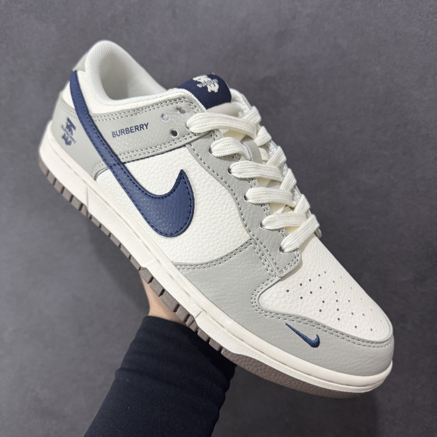 定制版 Nike SB Dunk Low x BURBERRY 灰白小勾 XD1588-219