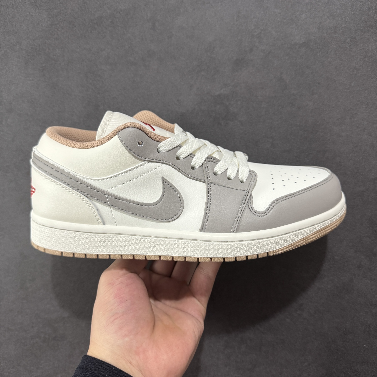 【K版】Air Jordan AJ1 Low 低帮 灰白 553558-169 全新流水线出品 市场第二梯队最强版 全部原鞋开发 原楦原纸板开发 全鞋电脑针车 原厂内置全掌气垫 原盒内在原标 唯一Zp原版鞋带绑法 免检产品 全新2022版型 全头层皮料 完美零毛边处理 原厂配置全掌气垫 价格定位良心 新配色陆续出货 尺码：36 36.5 37.5 38 38.5 39 40 40.5 41 42 42.5 43 44 44.5 45-选品中心