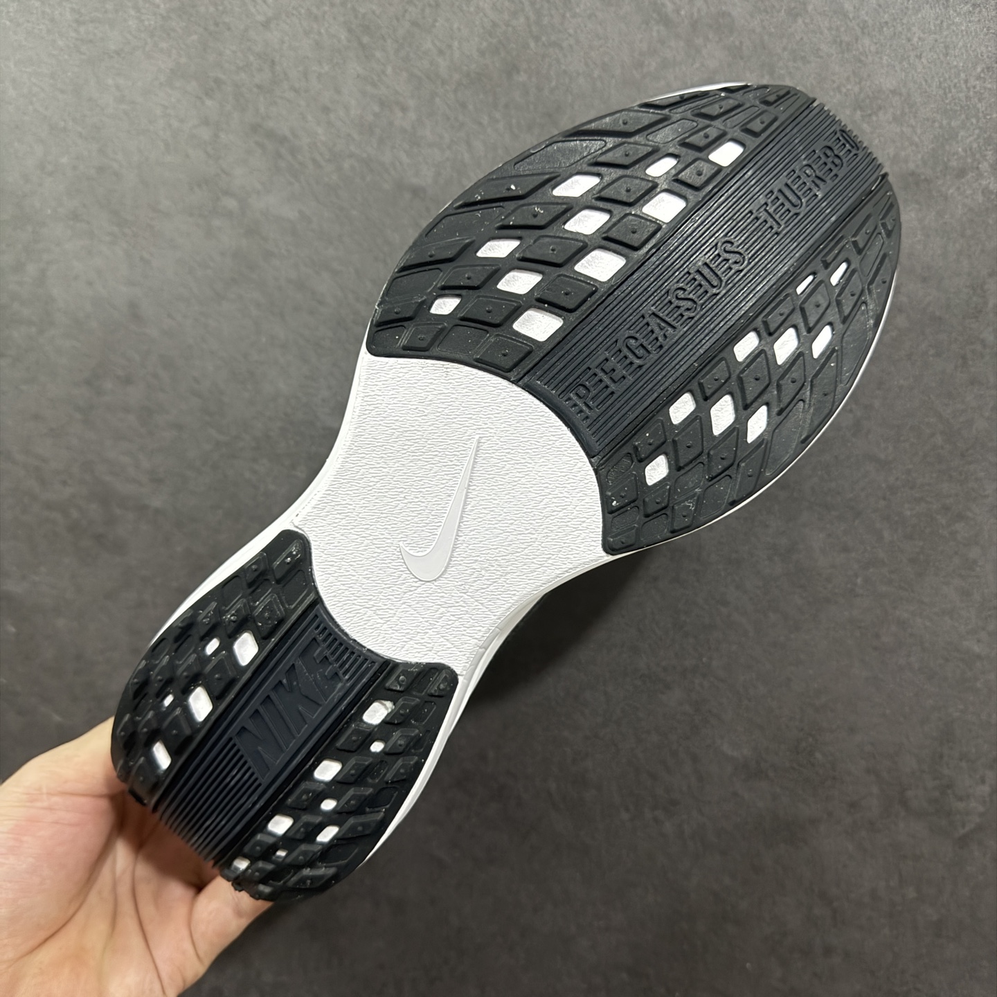 图片[9]-【公司级】Nike Air Zoom Pegasus Plus 耐克飞马加强版系列低帮马拉松休闲运动慢跑鞋 升级原楦原纸版数据开发 采用弹性 Flyknit 飞织鞋面材质 内里嵌入定型海绵 全掌型 ZoomX 泡绵中底 外置防滑耐磨橡胶底片 货号：FQ7262-002 尺码：36 36.5 37.5 38 38.5 39 40 40.5 41 42 42.5 43 44 45-选品中心