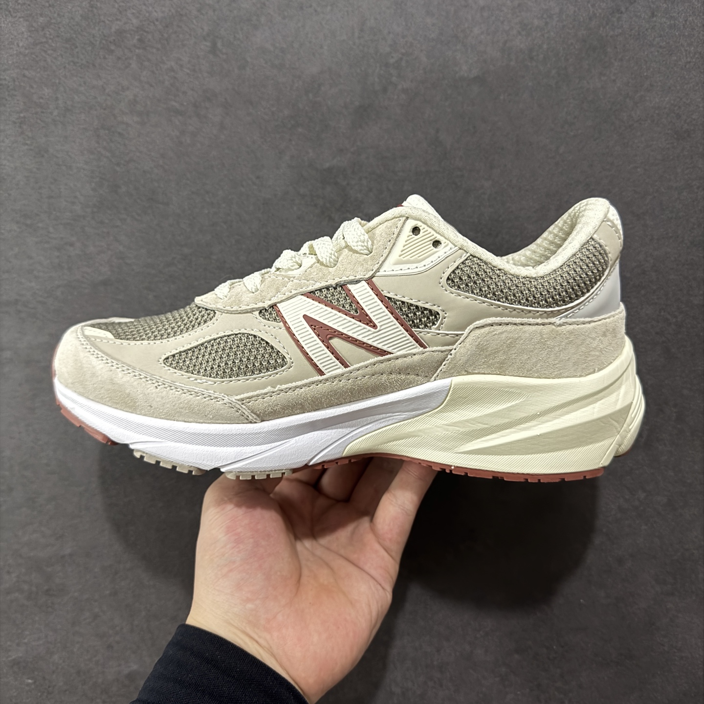 图片[2]-【公司级】New Balance U990LO6 新百伦NB990V6 米色 第六代总统复古慢跑鞋 这是一双极具现代感设计的复古跑鞋 990v6 鞋面大部分面积依旧采用麂皮和织物材质覆盖 从各种细节上看也还是有点 990v5 的影子 但相比 990v5 990v6 鞋面各种材质的拼接会更加复杂 这次 990v6 最大的改变相信大家应该也发现了 就是看上去貌似比 990v4 和 990v5 两代鞋款加起来还要厚的鞋底 其实这是 New Balance 首次采用的三重缓震组合鞋底 除了之前就有的 ABZORB 缓震科技和 ENCAP 中底 这次新加入了 FuelCell 缓震科技 看来舒适度和增高度 都要更上一层楼呀 990v6 的侧标 Logo 设计少见地没有印在绒面皮革上 而是置于网眼面料以及横跨鞋身的皮革织带之上 同时鞋舌上的标签设计并没有延用此前 990v4 和 990v5 采用的样式设计 而是采用了一种新的类似于三角徽章的设计 所以对于鞋款上的更新变化 既有延续经典的设计 也有创新性的改变 尺码：36 37 37.5 38 38.5 39 40 40.5 41.5 42 42.5 43 44 44.5 45-选品中心