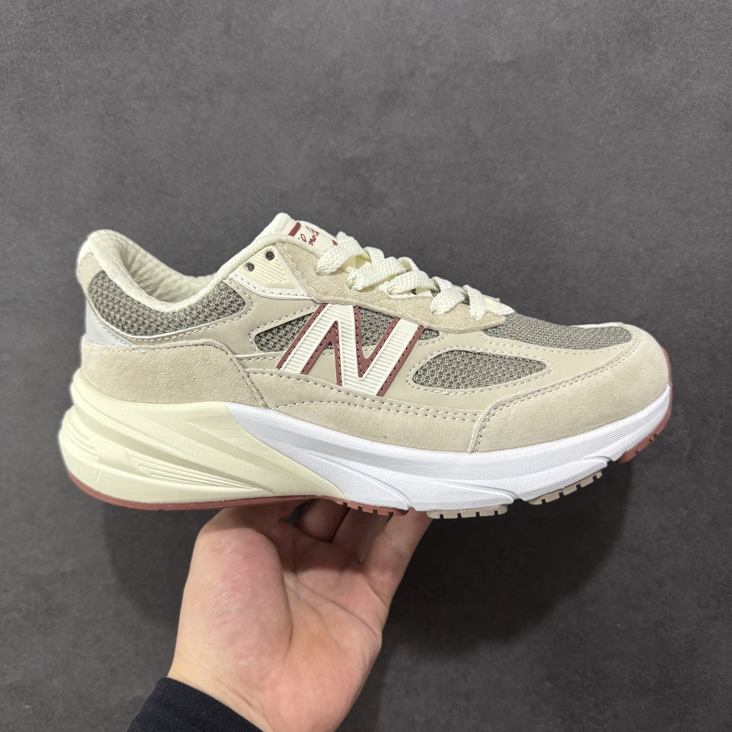 【公司级】New Balance U990LO6 新百伦NB990V6 米色 第六代总统复古慢跑鞋 这是一双极具现代感设计的复古跑鞋 990v6 鞋面大部分面积依旧采用麂皮和织物材质覆盖 从各种细节上看也还是有点 990v5 的影子 但相比 990v5 990v6 鞋面各种材质的拼接会更加复杂 这次 990v6 最大的改变相信大家应该也发现了 就是看上去貌似比 990v4 和 990v5 两代鞋款加起来还要厚的鞋底 其实这是 New Balance 首次采用的三重缓震组合鞋底 除了之前就有的 ABZORB 缓震科技和 ENCAP 中底 这次新加入了 FuelCell 缓震科技 看来舒适度和增高度 都要更上一层楼呀 990v6 的侧标 Logo 设计少见地没有印在绒面皮革上 而是置于网眼面料以及横跨鞋身的皮革织带之上 同时鞋舌上的标签设计并没有延用此前 990v4 和 990v5 采用的样式设计 而是采用了一种新的类似于三角徽章的设计 所以对于鞋款上的更新变化 既有延续经典的设计 也有创新性的改变 尺码:36 37 37.5 38 38.5 39 40 40.5 41.5 42 42.5 43 44 44.5 45-选品中心