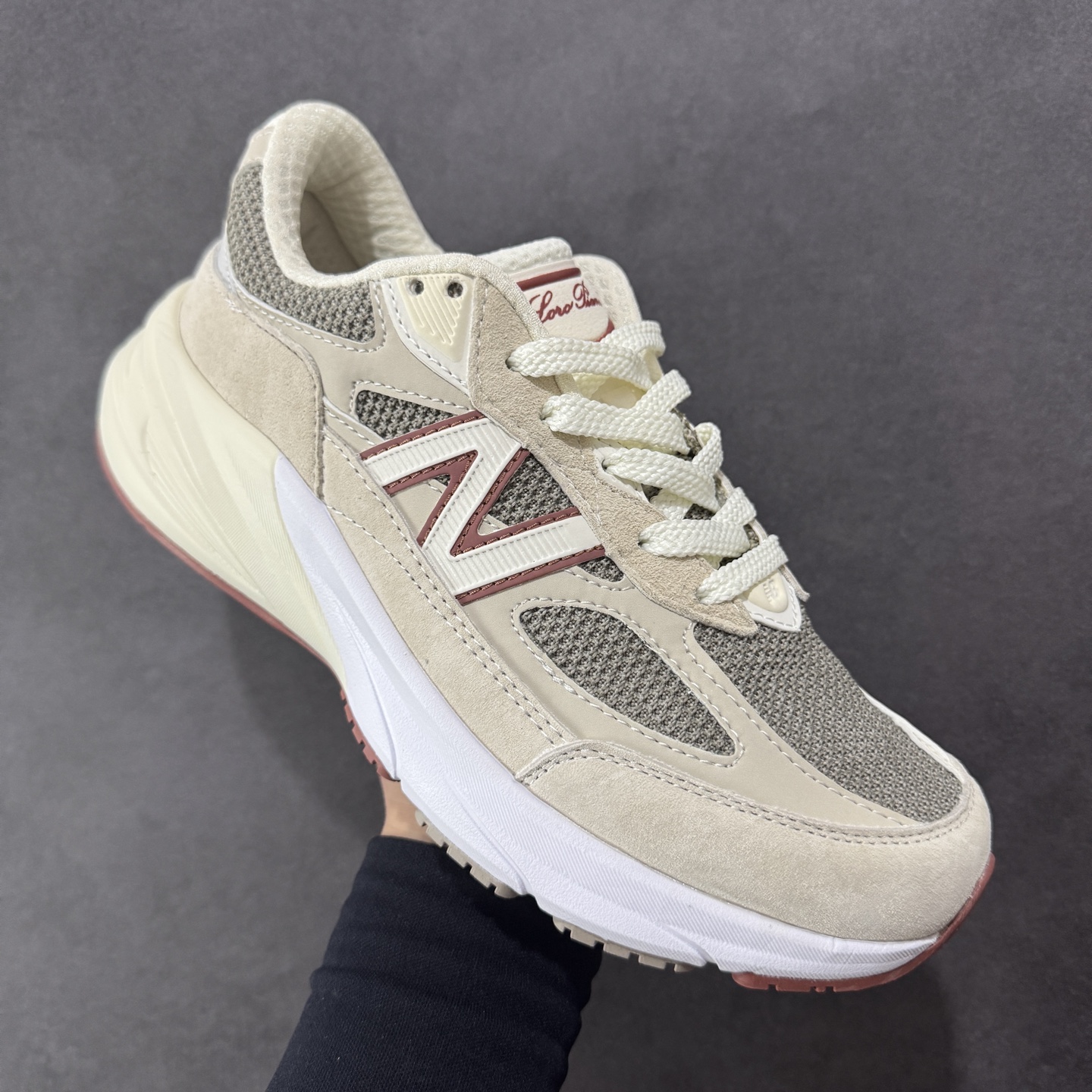 图片[3]-【公司级】New Balance U990LO6 新百伦NB990V6 米色 第六代总统复古慢跑鞋 这是一双极具现代感设计的复古跑鞋 990v6 鞋面大部分面积依旧采用麂皮和织物材质覆盖 从各种细节上看也还是有点 990v5 的影子 但相比 990v5 990v6 鞋面各种材质的拼接会更加复杂 这次 990v6 最大的改变相信大家应该也发现了 就是看上去貌似比 990v4 和 990v5 两代鞋款加起来还要厚的鞋底 其实这是 New Balance 首次采用的三重缓震组合鞋底 除了之前就有的 ABZORB 缓震科技和 ENCAP 中底 这次新加入了 FuelCell 缓震科技 看来舒适度和增高度 都要更上一层楼呀 990v6 的侧标 Logo 设计少见地没有印在绒面皮革上 而是置于网眼面料以及横跨鞋身的皮革织带之上 同时鞋舌上的标签设计并没有延用此前 990v4 和 990v5 采用的样式设计 而是采用了一种新的类似于三角徽章的设计 所以对于鞋款上的更新变化 既有延续经典的设计 也有创新性的改变 尺码：36 37 37.5 38 38.5 39 40 40.5 41.5 42 42.5 43 44 44.5 45-选品中心