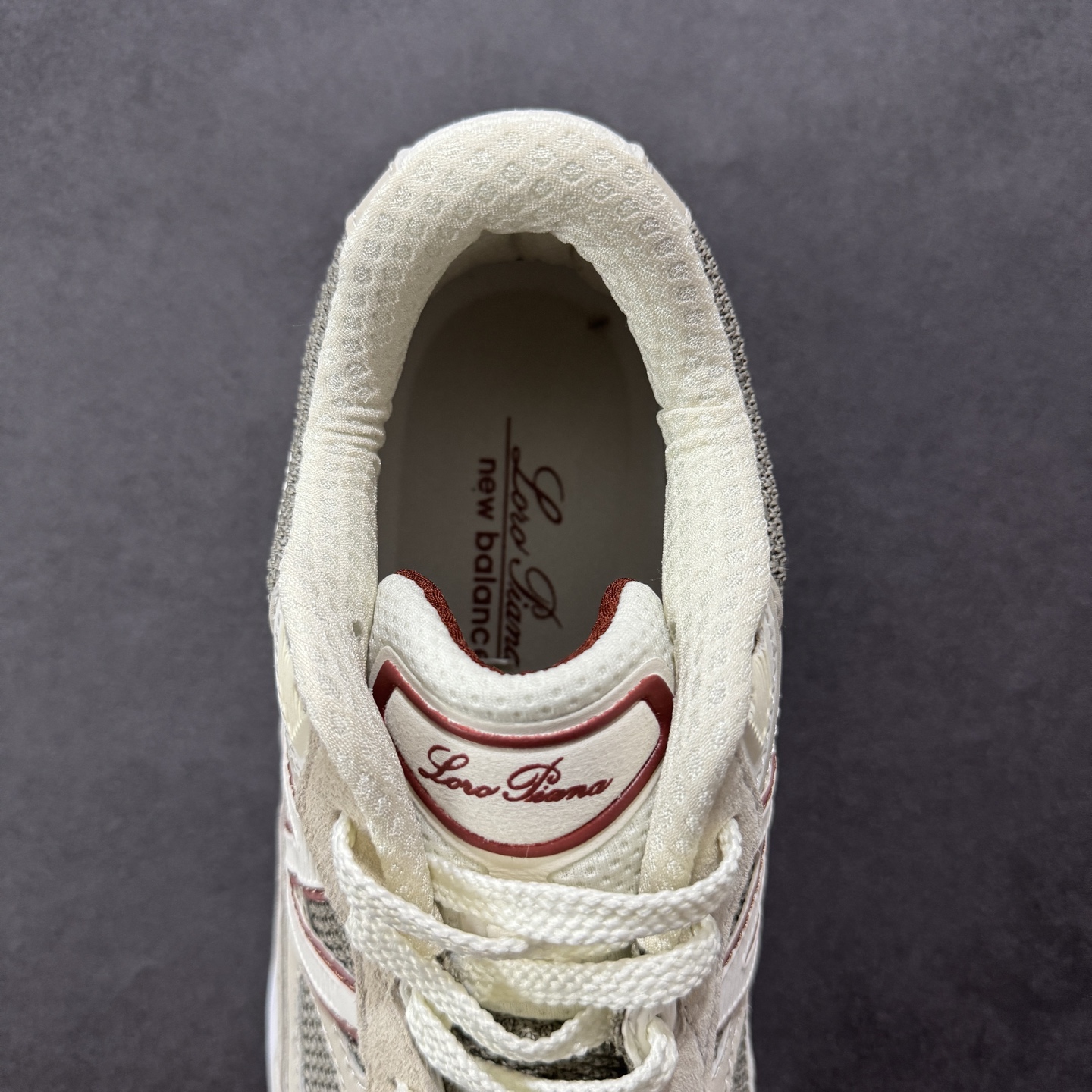 图片[7]-【公司级】New Balance U990LO6 新百伦NB990V6 米色 第六代总统复古慢跑鞋 这是一双极具现代感设计的复古跑鞋 990v6 鞋面大部分面积依旧采用麂皮和织物材质覆盖 从各种细节上看也还是有点 990v5 的影子 但相比 990v5 990v6 鞋面各种材质的拼接会更加复杂 这次 990v6 最大的改变相信大家应该也发现了 就是看上去貌似比 990v4 和 990v5 两代鞋款加起来还要厚的鞋底 其实这是 New Balance 首次采用的三重缓震组合鞋底 除了之前就有的 ABZORB 缓震科技和 ENCAP 中底 这次新加入了 FuelCell 缓震科技 看来舒适度和增高度 都要更上一层楼呀 990v6 的侧标 Logo 设计少见地没有印在绒面皮革上 而是置于网眼面料以及横跨鞋身的皮革织带之上 同时鞋舌上的标签设计并没有延用此前 990v4 和 990v5 采用的样式设计 而是采用了一种新的类似于三角徽章的设计 所以对于鞋款上的更新变化 既有延续经典的设计 也有创新性的改变 尺码：36 37 37.5 38 38.5 39 40 40.5 41.5 42 42.5 43 44 44.5 45-选品中心