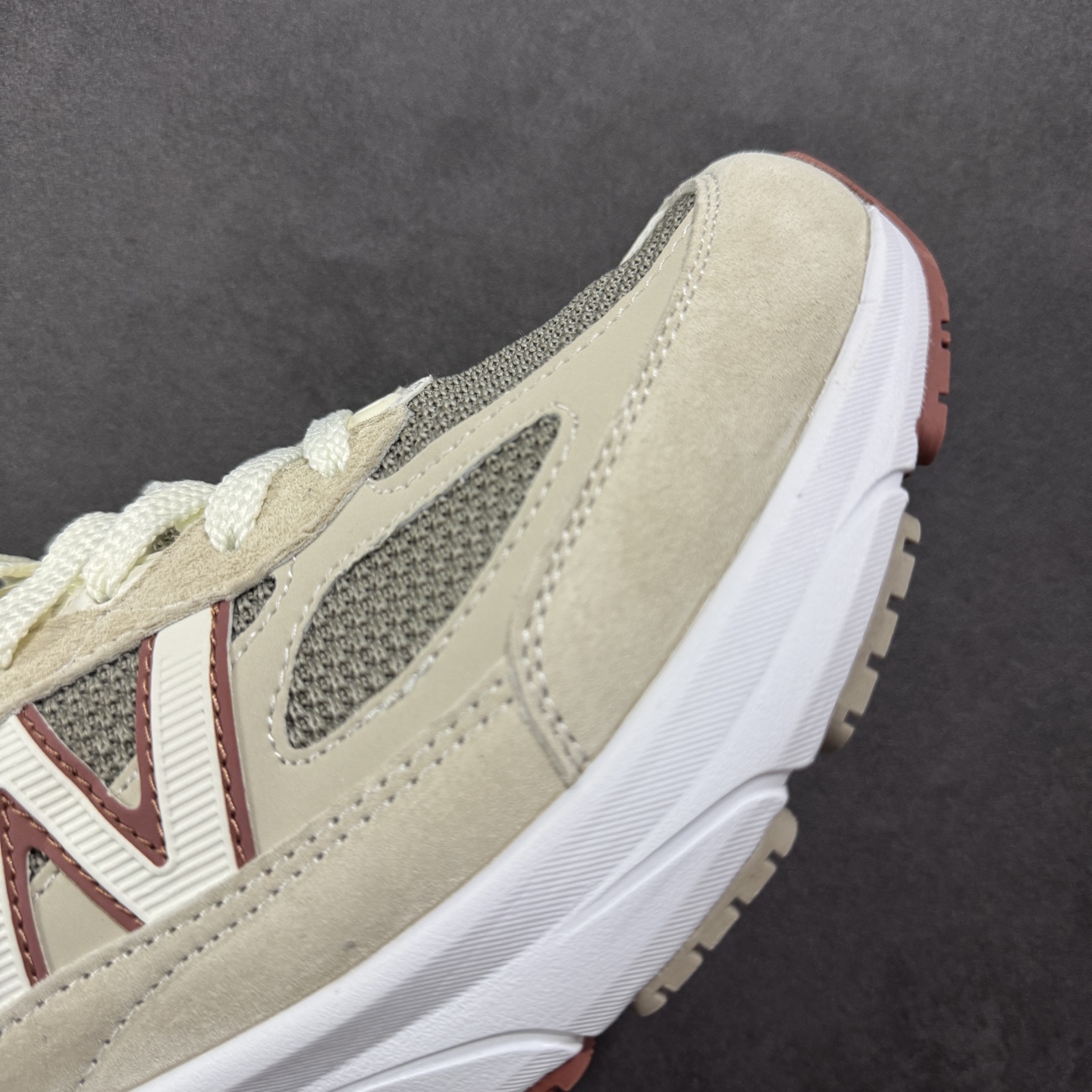 图片[5]-【公司级】New Balance U990LO6 新百伦NB990V6 米色 第六代总统复古慢跑鞋 这是一双极具现代感设计的复古跑鞋 990v6 鞋面大部分面积依旧采用麂皮和织物材质覆盖 从各种细节上看也还是有点 990v5 的影子 但相比 990v5 990v6 鞋面各种材质的拼接会更加复杂 这次 990v6 最大的改变相信大家应该也发现了 就是看上去貌似比 990v4 和 990v5 两代鞋款加起来还要厚的鞋底 其实这是 New Balance 首次采用的三重缓震组合鞋底 除了之前就有的 ABZORB 缓震科技和 ENCAP 中底 这次新加入了 FuelCell 缓震科技 看来舒适度和增高度 都要更上一层楼呀 990v6 的侧标 Logo 设计少见地没有印在绒面皮革上 而是置于网眼面料以及横跨鞋身的皮革织带之上 同时鞋舌上的标签设计并没有延用此前 990v4 和 990v5 采用的样式设计 而是采用了一种新的类似于三角徽章的设计 所以对于鞋款上的更新变化 既有延续经典的设计 也有创新性的改变 尺码：36 37 37.5 38 38.5 39 40 40.5 41.5 42 42.5 43 44 44.5 45-选品中心