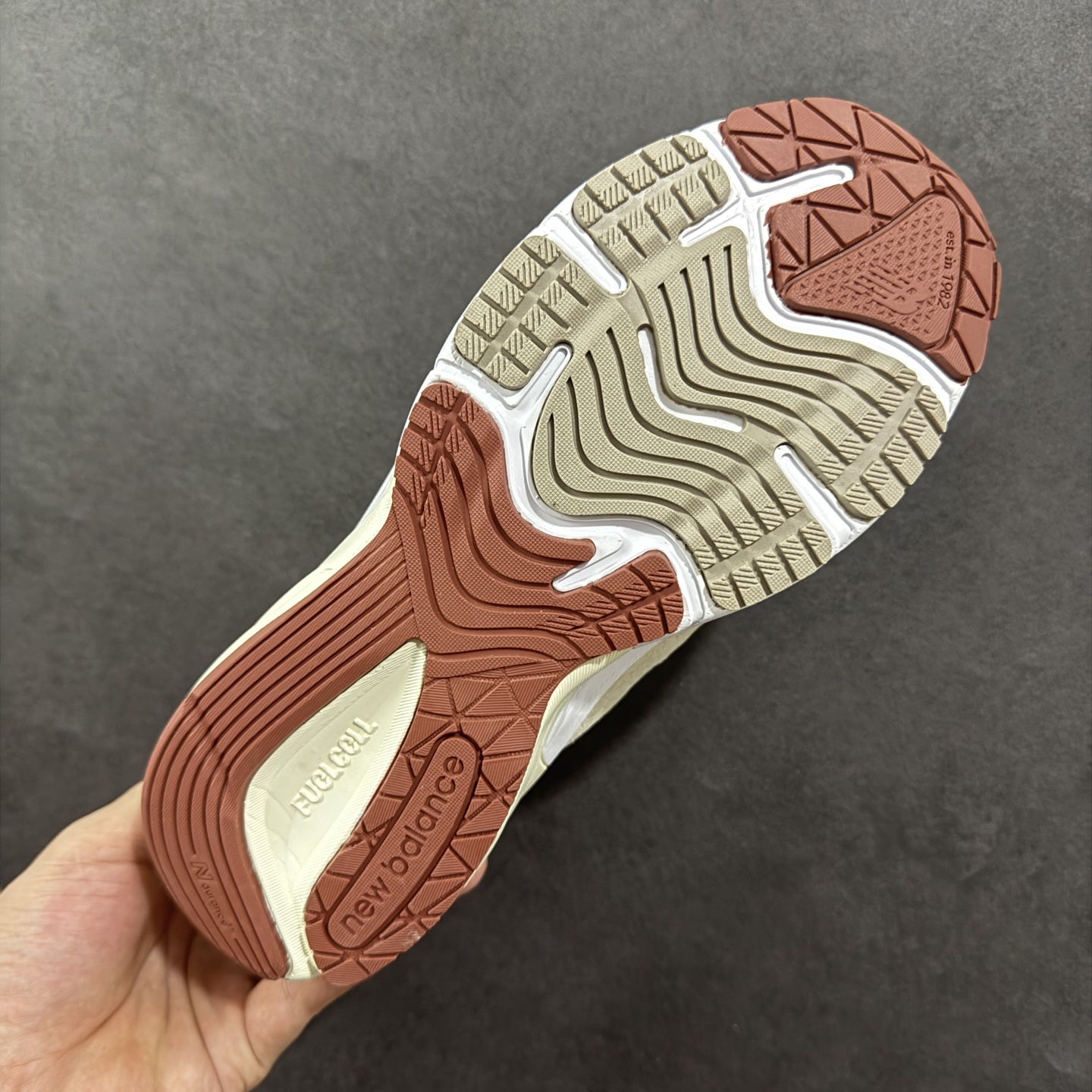 图片[9]-【公司级】New Balance U990LO6 新百伦NB990V6 米色 第六代总统复古慢跑鞋 这是一双极具现代感设计的复古跑鞋 990v6 鞋面大部分面积依旧采用麂皮和织物材质覆盖 从各种细节上看也还是有点 990v5 的影子 但相比 990v5 990v6 鞋面各种材质的拼接会更加复杂 这次 990v6 最大的改变相信大家应该也发现了 就是看上去貌似比 990v4 和 990v5 两代鞋款加起来还要厚的鞋底 其实这是 New Balance 首次采用的三重缓震组合鞋底 除了之前就有的 ABZORB 缓震科技和 ENCAP 中底 这次新加入了 FuelCell 缓震科技 看来舒适度和增高度 都要更上一层楼呀 990v6 的侧标 Logo 设计少见地没有印在绒面皮革上 而是置于网眼面料以及横跨鞋身的皮革织带之上 同时鞋舌上的标签设计并没有延用此前 990v4 和 990v5 采用的样式设计 而是采用了一种新的类似于三角徽章的设计 所以对于鞋款上的更新变化 既有延续经典的设计 也有创新性的改变 尺码：36 37 37.5 38 38.5 39 40 40.5 41.5 42 42.5 43 44 44.5 45-选品中心